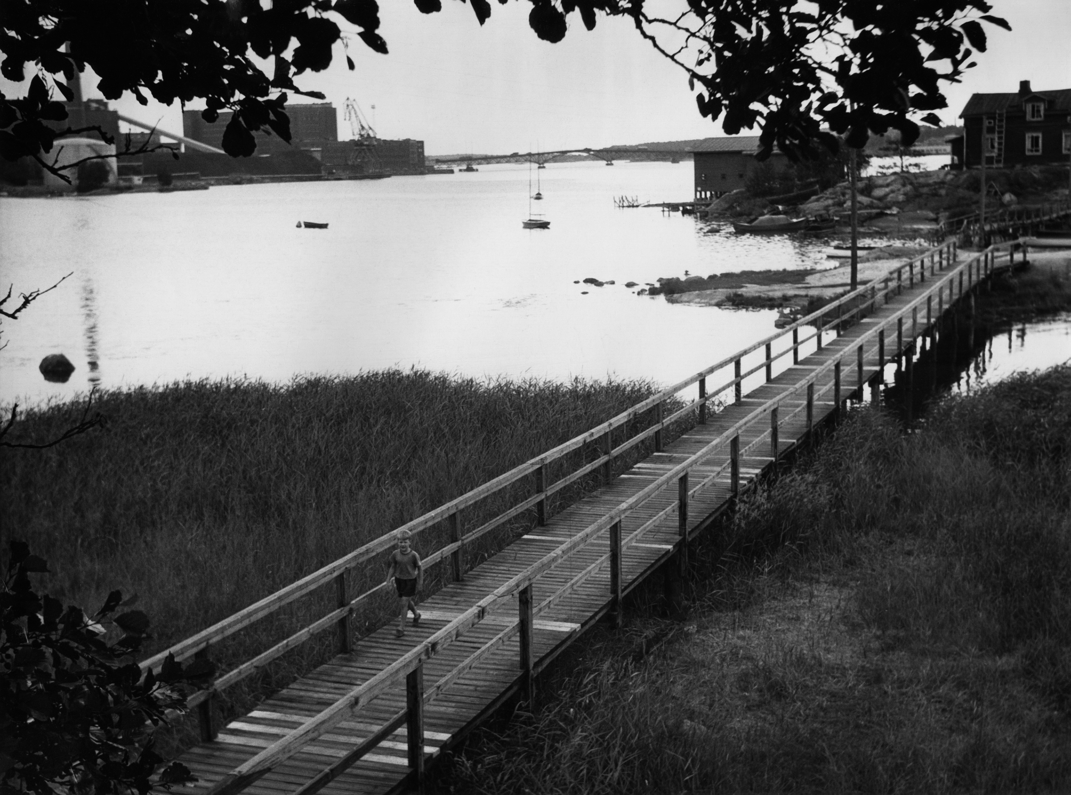 Ourit. Silta Hietaniemen kärjestä Oureille. Vasemmalla Helsingin Melaveikkojen vaja, rak. 1940-47. Taustalla Salmisaari ja Lauttasaaren silta.