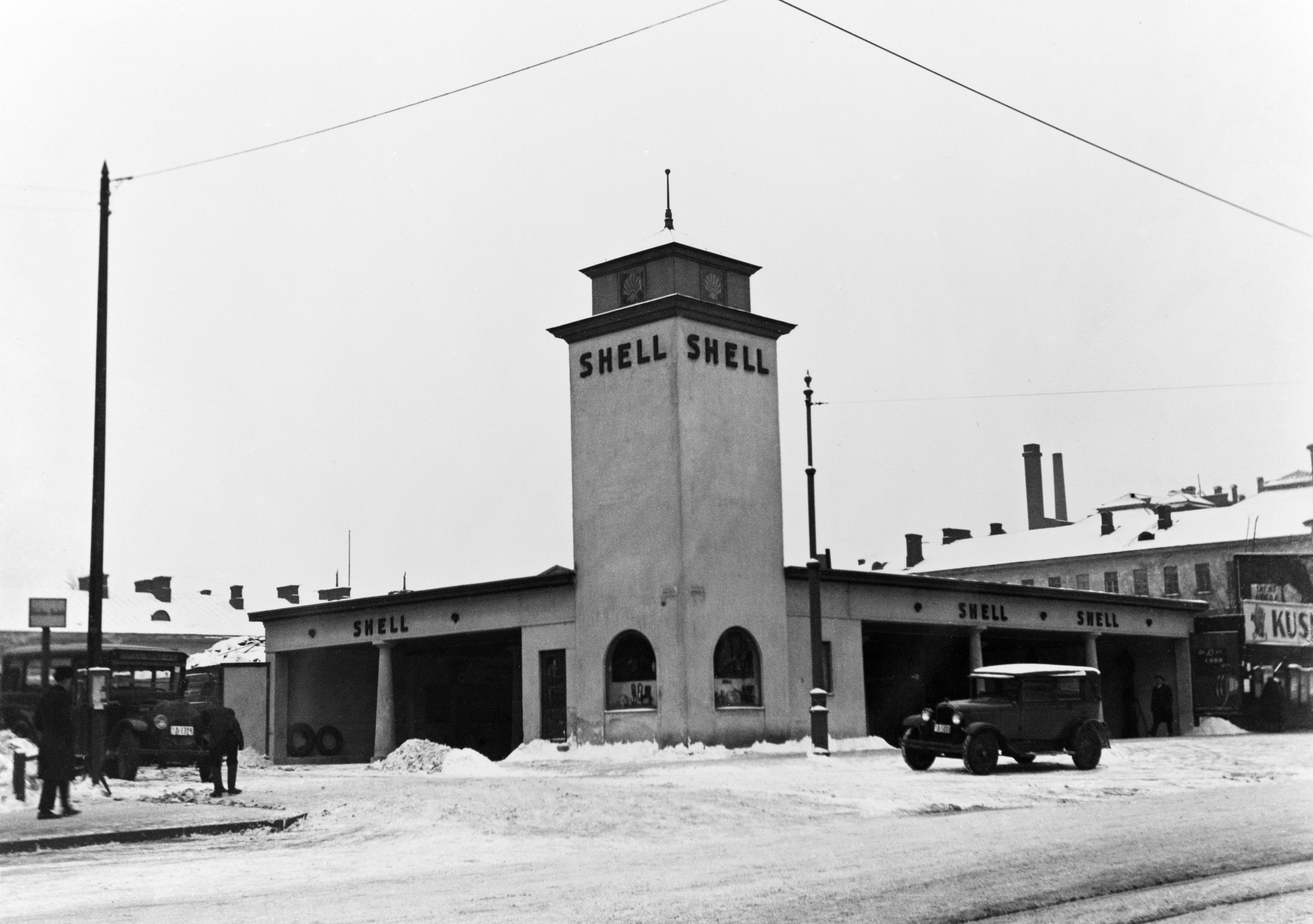 Oy Shell Ab:n huoltoasema, Turun kasarmi, Simonkatu 1 - Heikinkatu 28 (Mannerheimintie 22-24). Rakennettu 1928, purettu 1934.