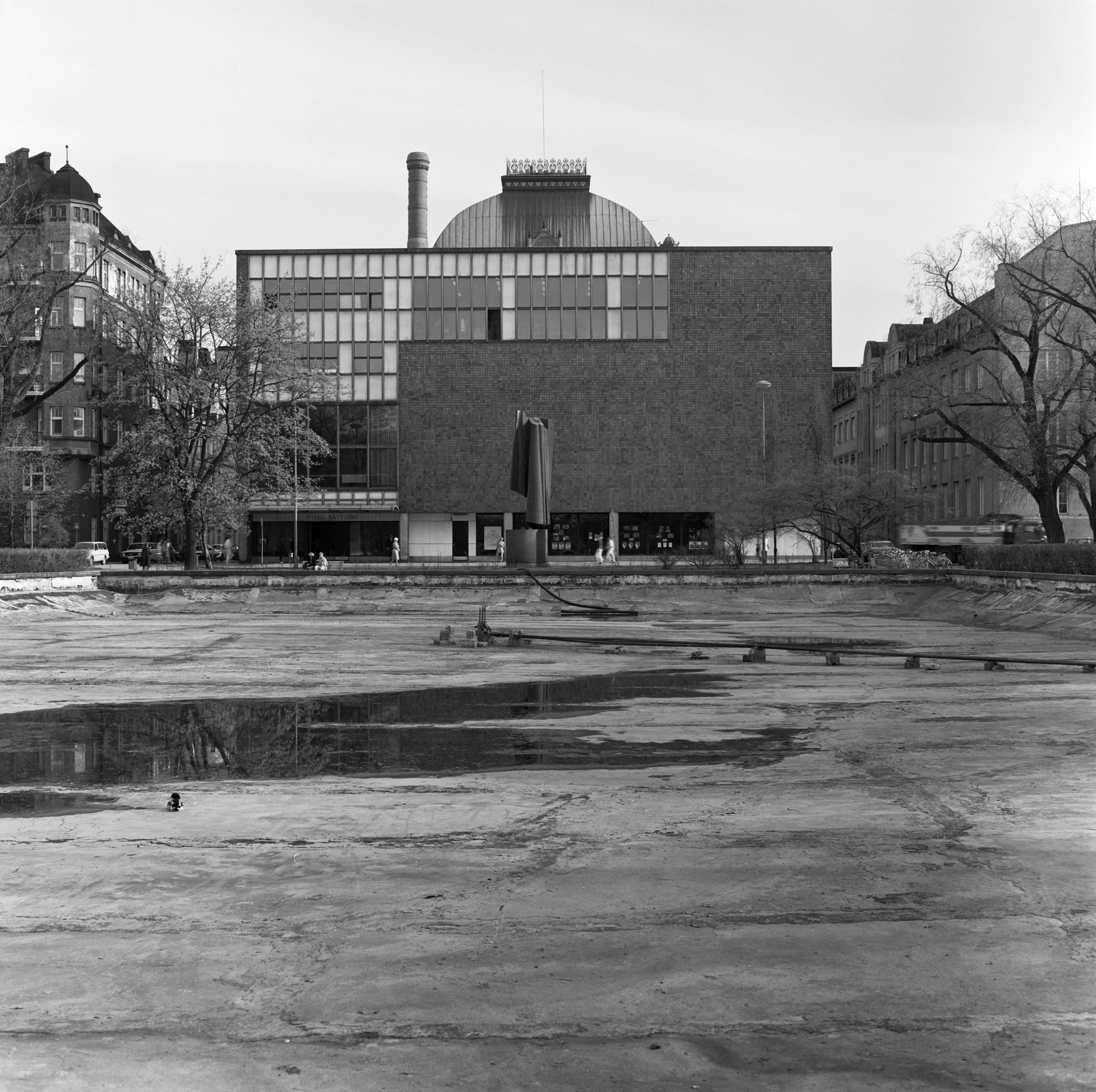 Raimo Utriainen: "Esirippu" (graniitti, pronssi, 1972). Ida Aalbergin muistomerkki Kansallisteatterin pienen näyttämön edustalla Kaisaniemen puistossa.