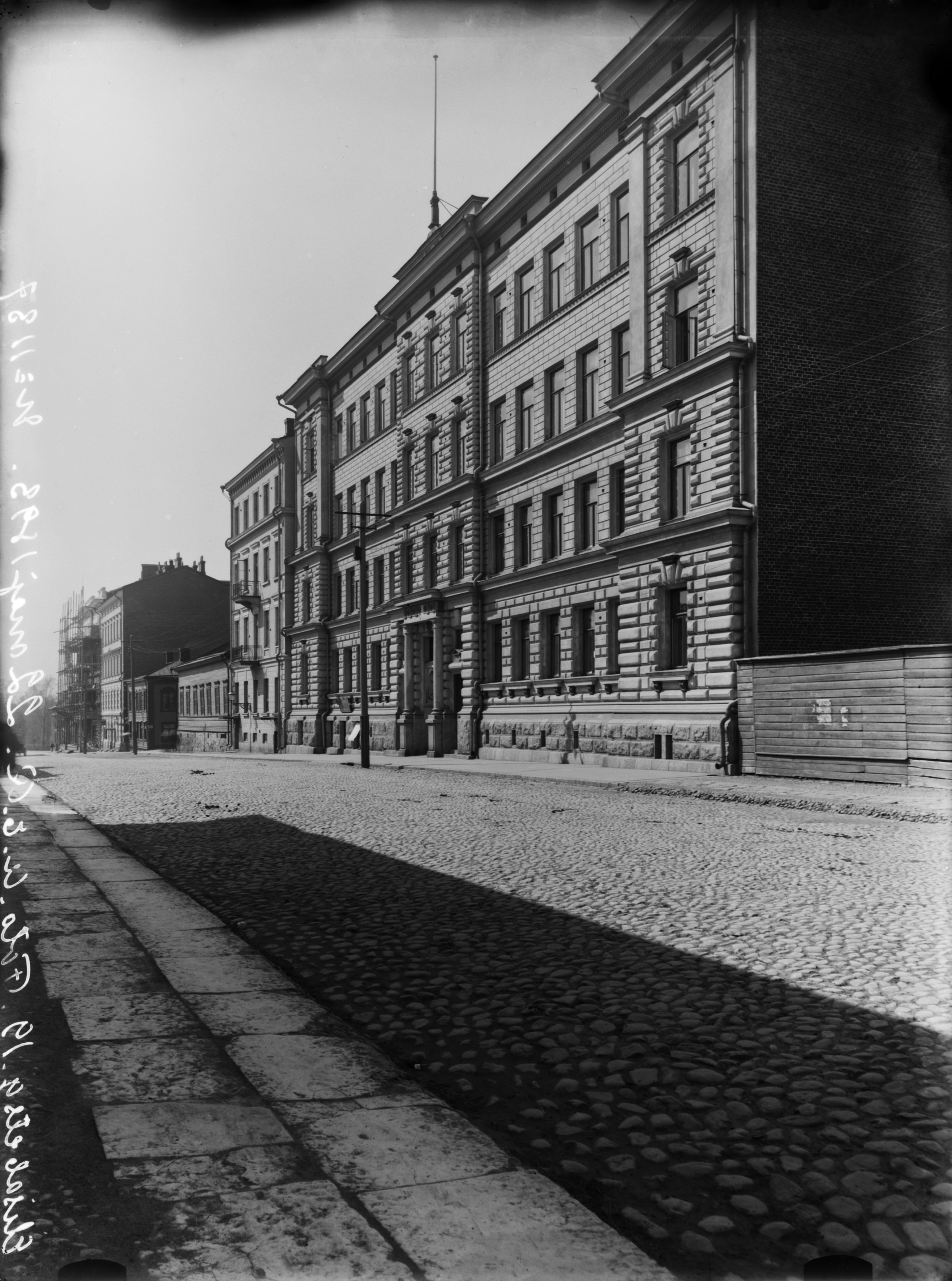 Elisabetinkatu (=Liisankatu) 19, 21, 23, 25, 27, 29. N:o 21:n uusrenessanssityylisen asuintalon suunnitteli arkkitehtitoimisto Kiseleff & Heikel 1886, taustalla n:o 27:n rakennustyömaa.