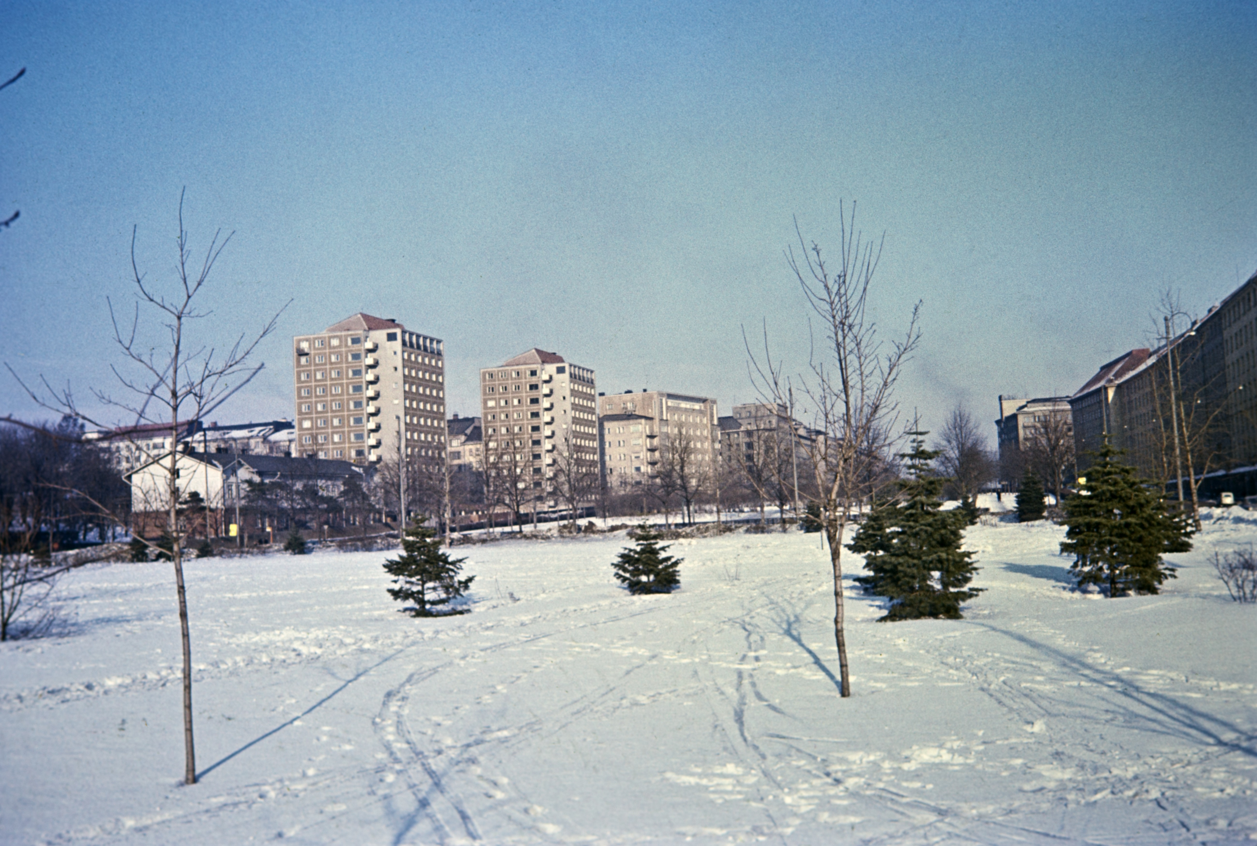 Hesperian esplanadi talvella. Taustalla Pohjoinen Hesperiankatu 25, 23, 21.