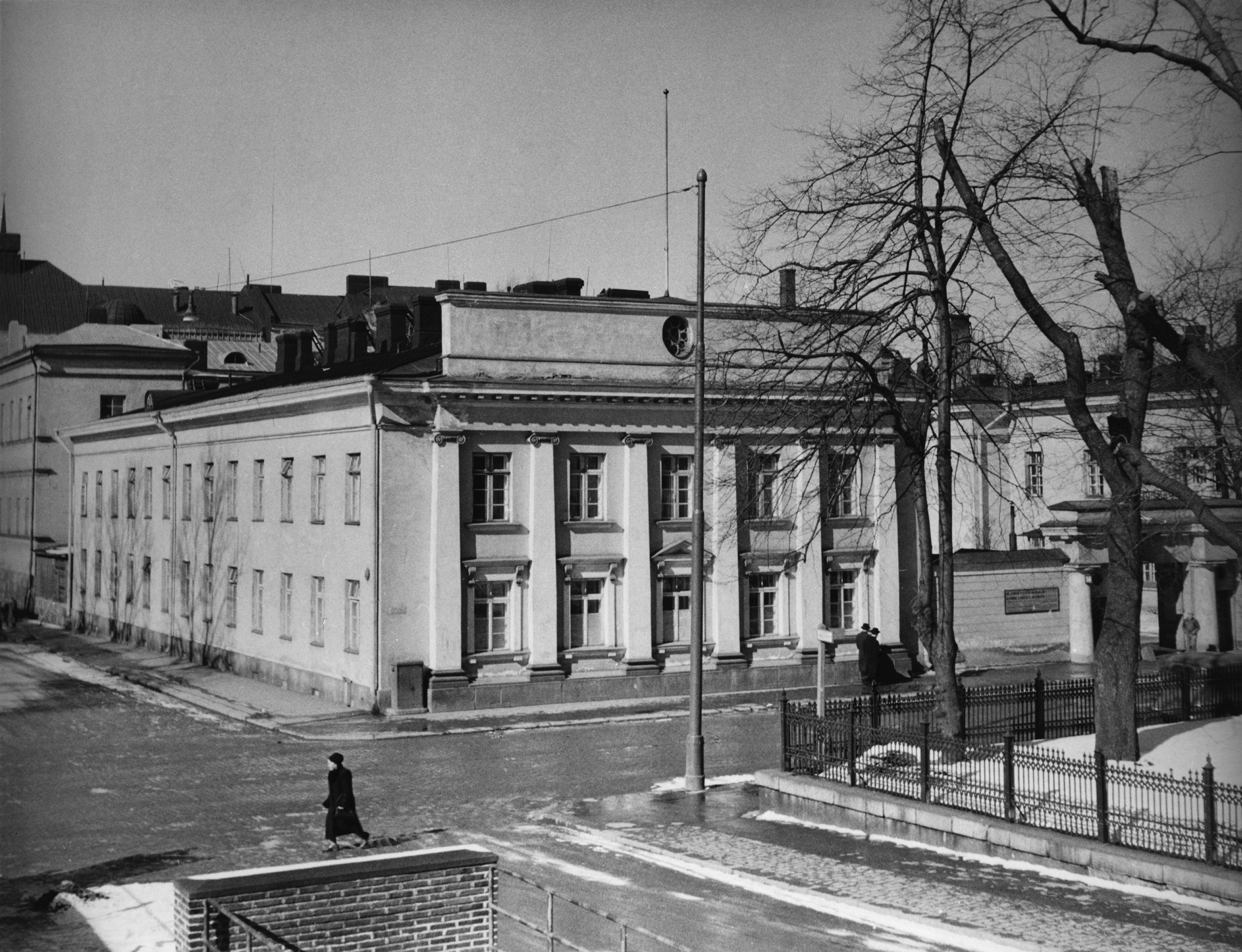 Helsingin yleinen sairaala, II osastaryhmä. C. L. Engelin piirtämä rakennus valmistui 1824. Rakennus sijaitsee Unioninkadun ja Kirkkokadun kulmassa, kuvan oikeassa alaosassa Pyhän kolminaisuuden kirkon puistikkoa, Uninoninkatu 31.