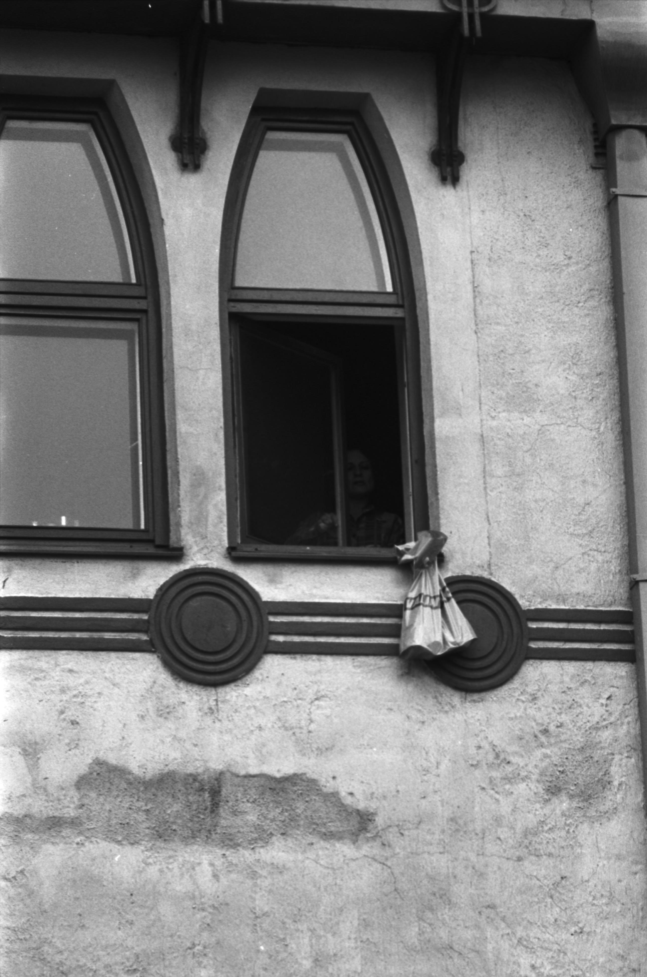 Meritullinkatu 26. Nainen on ripustanut Valintatalon muovikassin asuntonsa ikkunan ulkopuolelle Meritullinkatu 26:n ylimmässä kerroksessa.