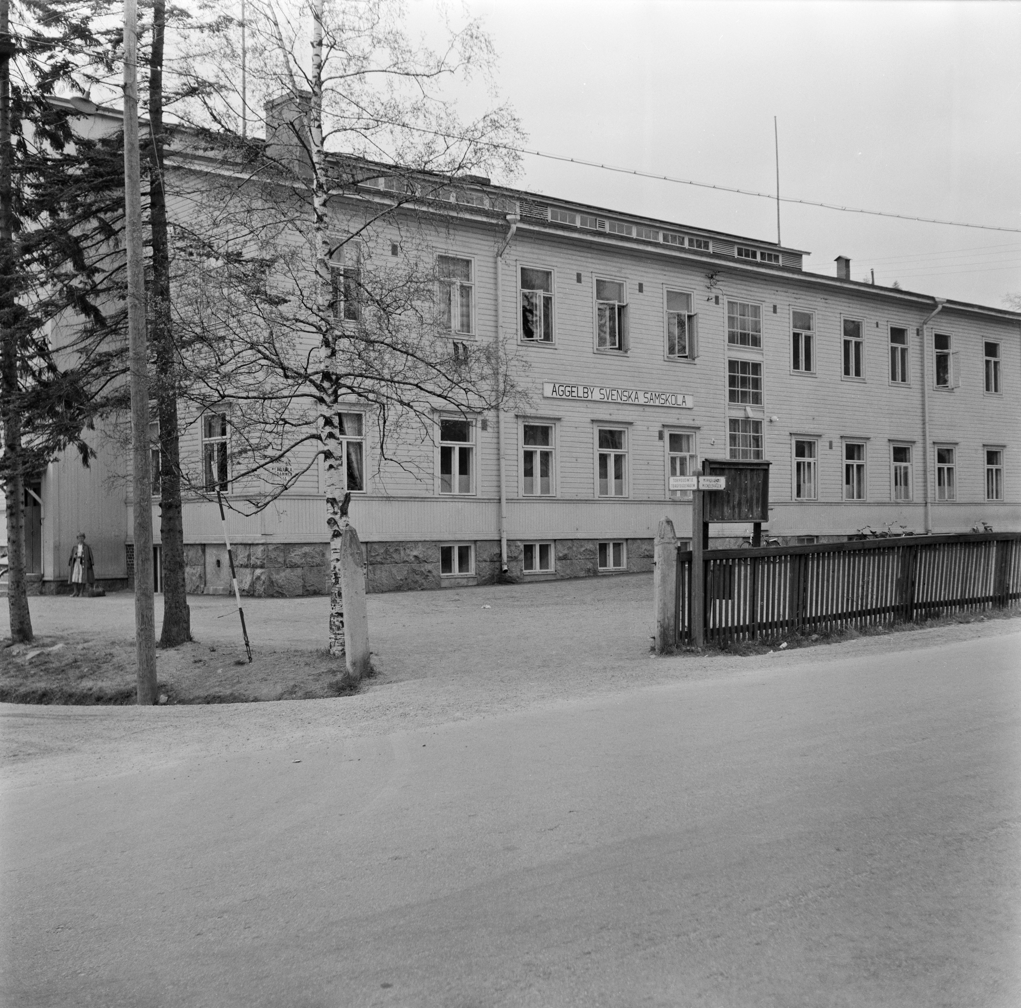 Oulunkylä, Patola. Åggelby Svenska Samskola (puurakennus Villa Central, Patola 14, paloi 1969), Mikkolantie 4.