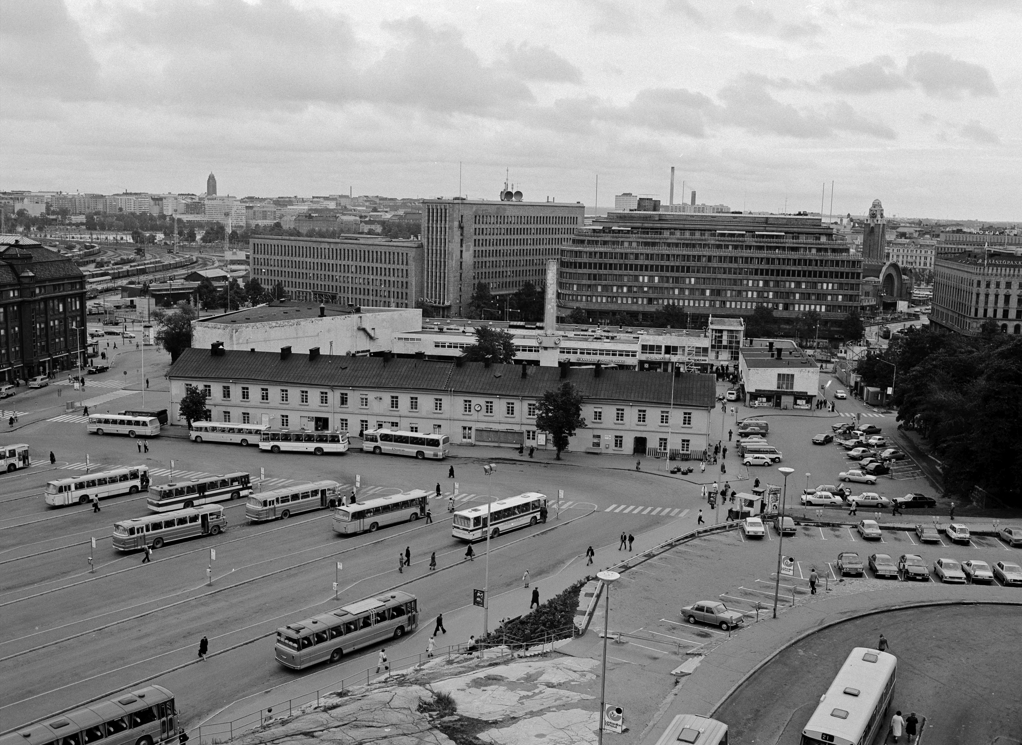 Kamppi, linja-autoaseman asemarakennus. Taustalla Sokos-tavaratalo. Panoraama Annankatu 34:stä. Syyskuu 1977.