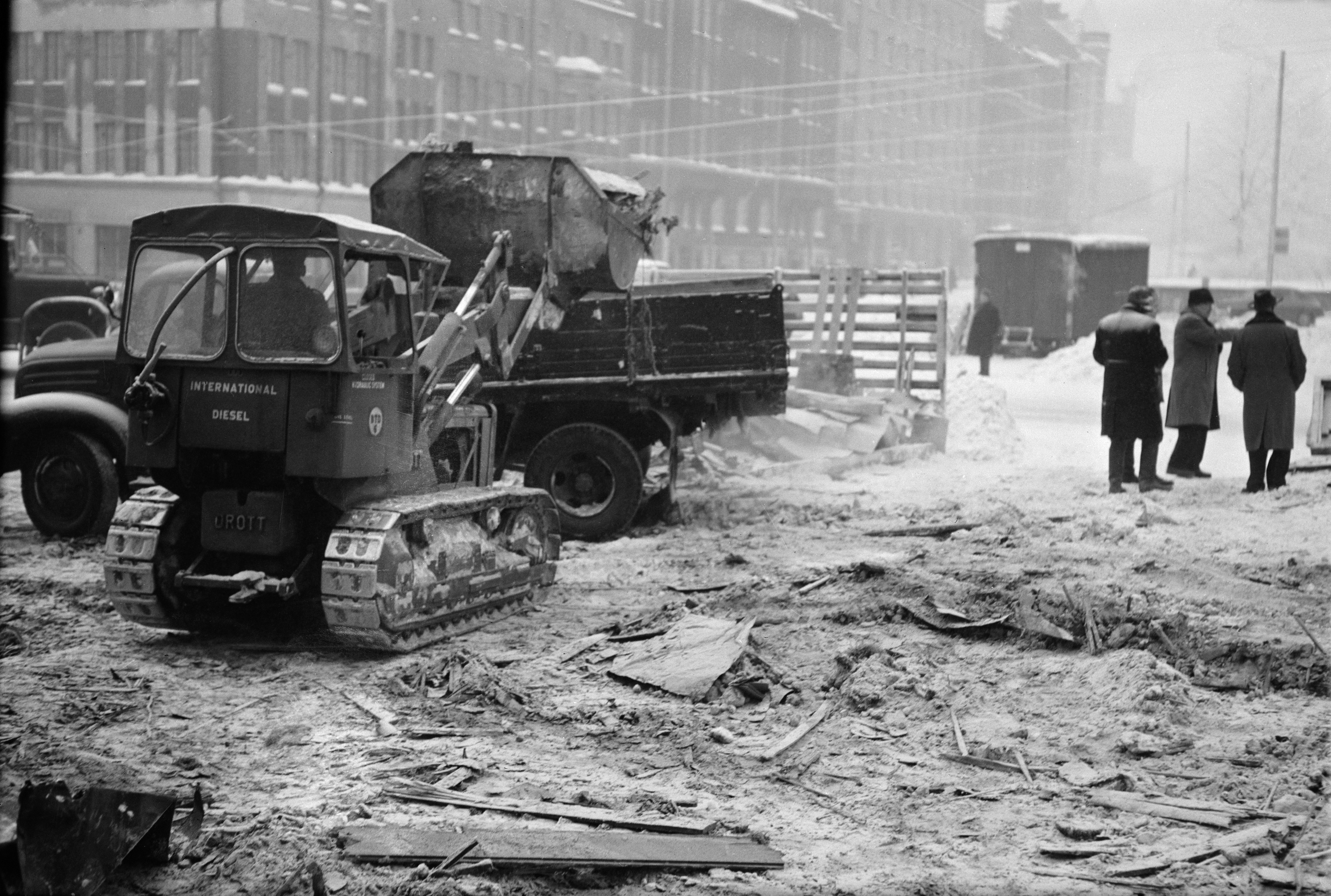Porthaninkatu 13 (Viides linja 9, Ässänrinne 10), puutalon purkutyö käynnissä. Taustalla vasemmalla Viidennen linjan kerrostaloja.