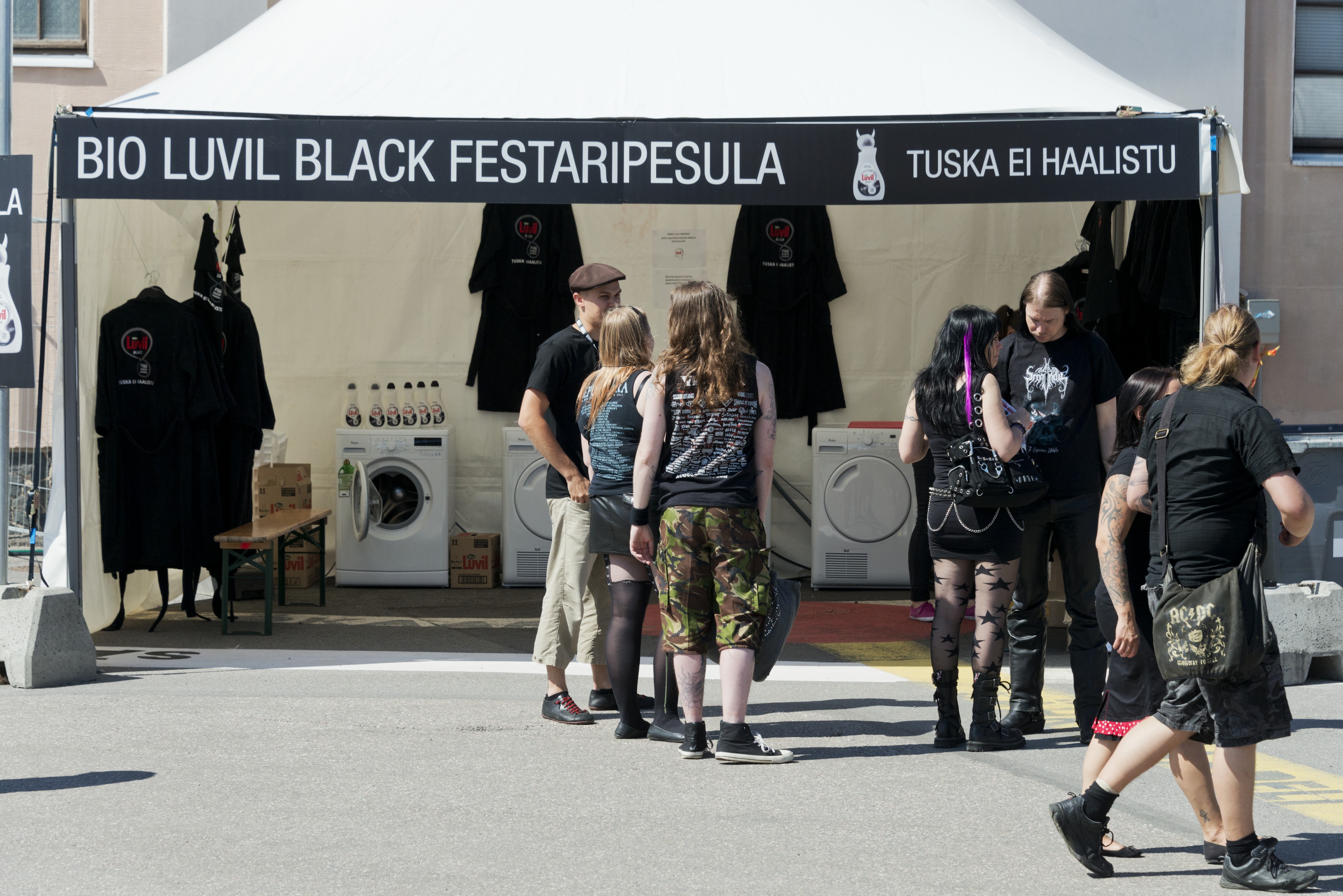 Metallimusiikkifani. Tuska-festivaalialueella on festivaalikävijöille tarjolla oheispalveluja, kuten mustien vaatteiden pesula. Oheispalvelut on keskitetty Kattilahallin ja alkoholin anniskelualueen väliin.