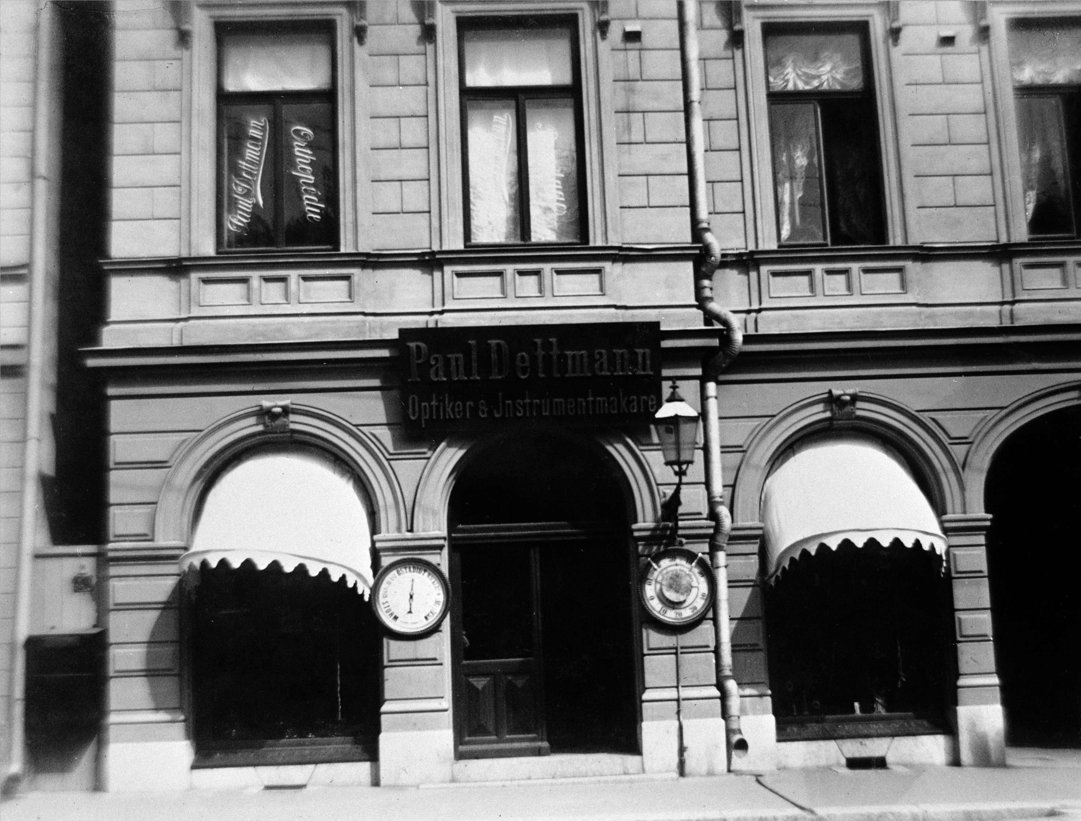 Pohjois-Esplanaadikatu (=Pohjoisesplanadi) 37, jossa sijaitsi Paul Dettmannin optikkoliike ja ortopedin vastaanotto.