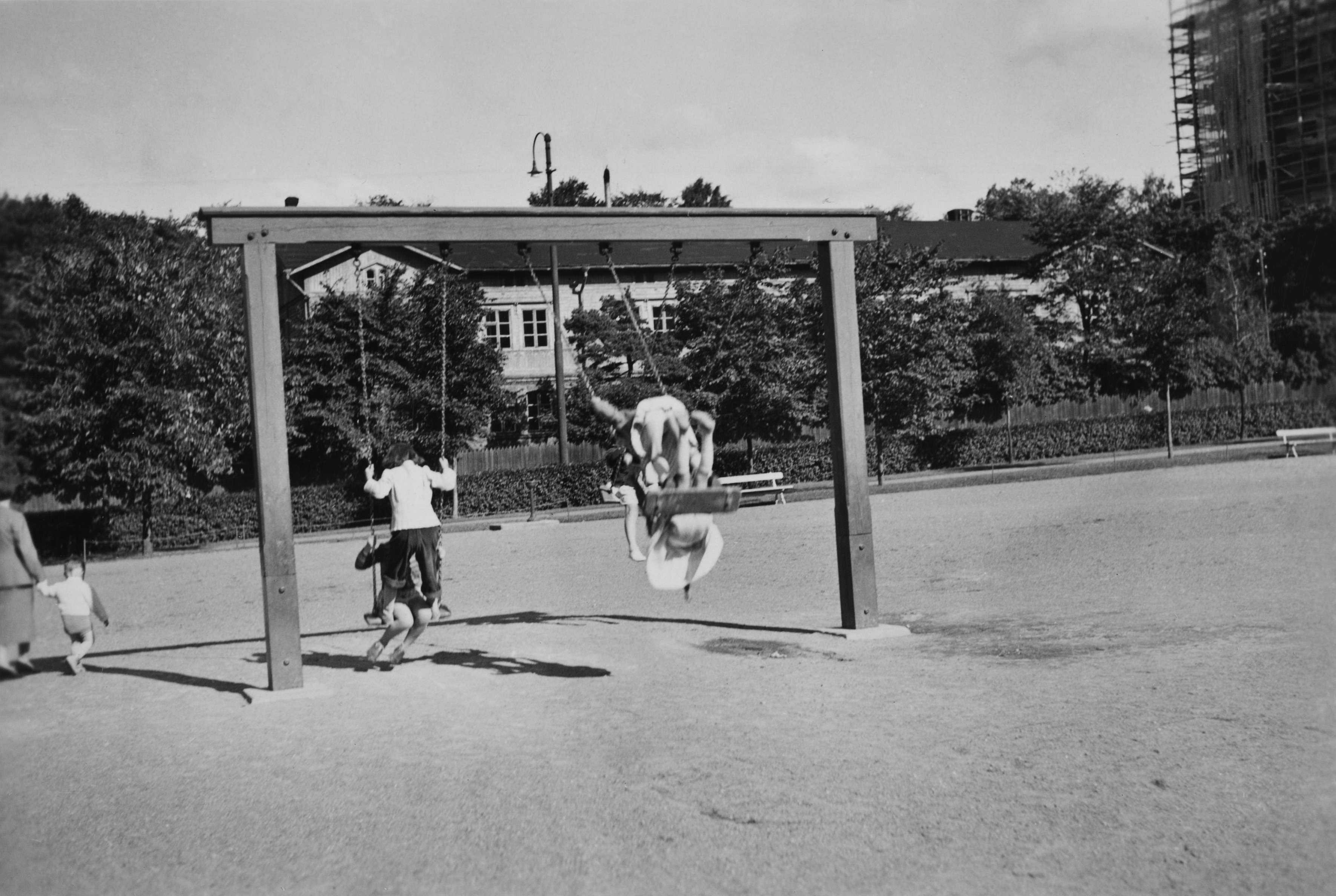 Lapset leikkivät Hesperian esplanadin leikkipuistossa Pohjoinen Hesperiankatu 25:n kohdalla.