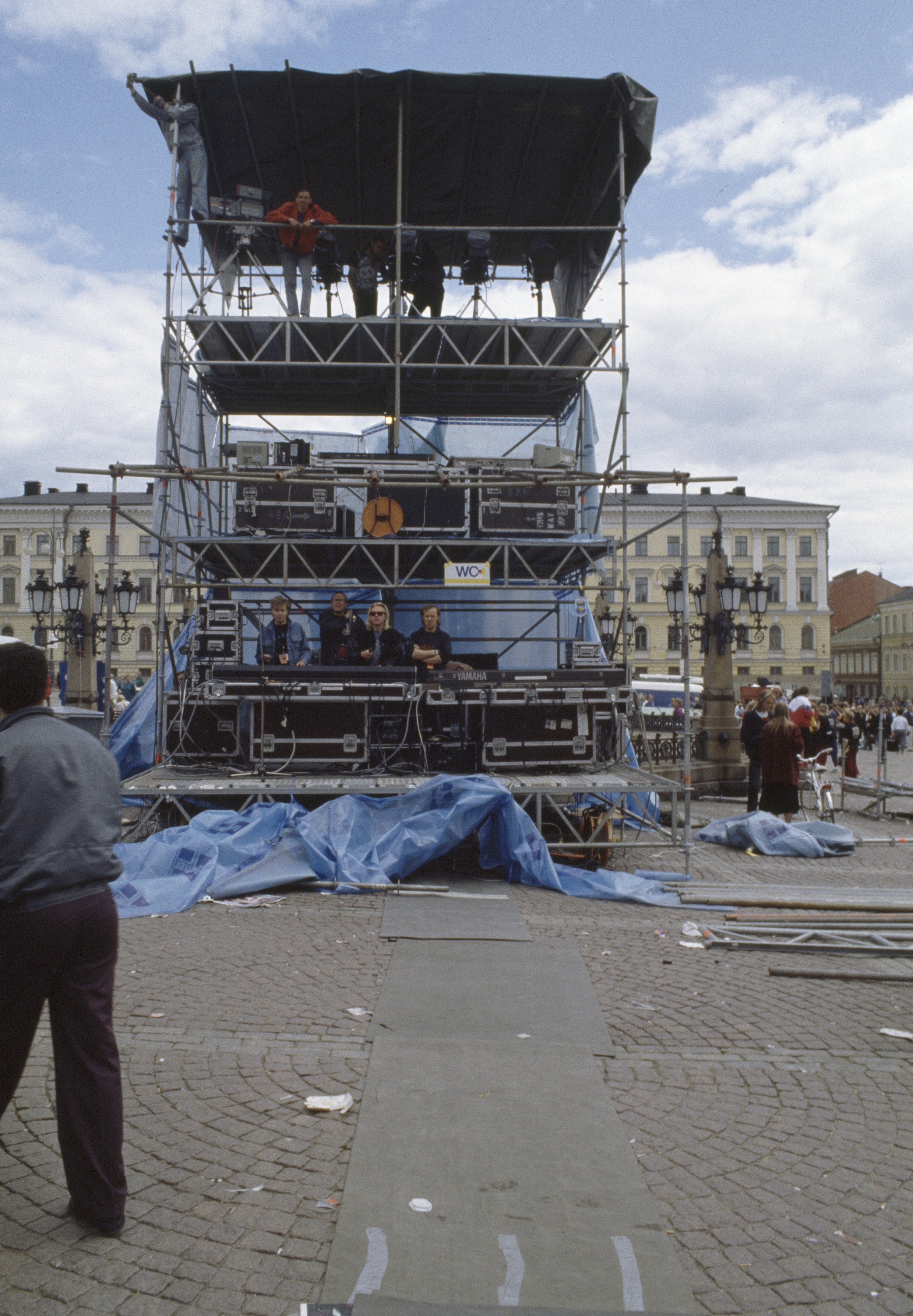 Leningrad Cowboys -yhtyeen ja Puna-armeijan kuoron Total Balalaika Show -konsertin esiintymislavaa äänenmiksaustornia  pystytetään Senaatintorilla Helsinki-päivänä 1993