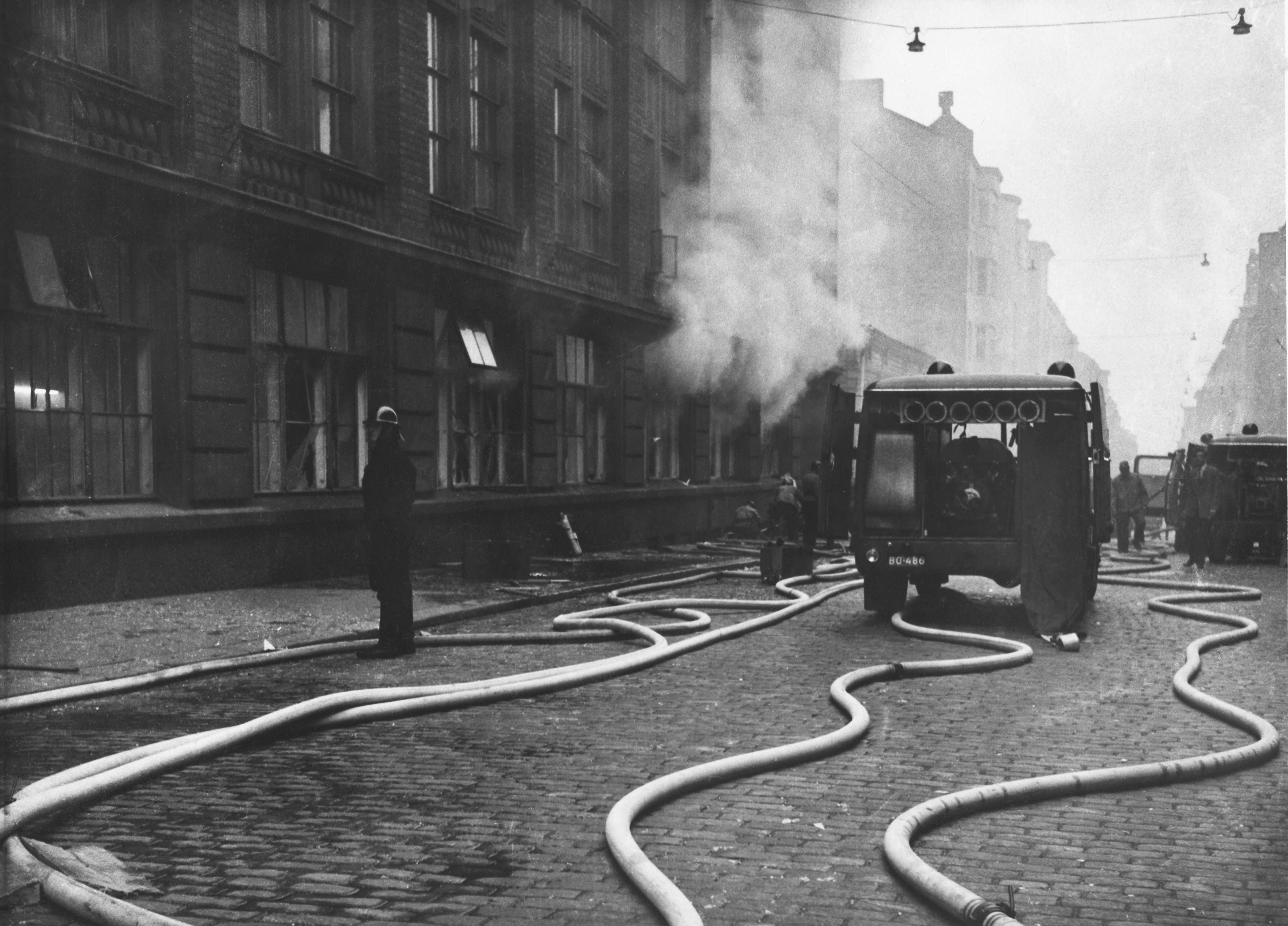 Oy Tilgmann Ab:n toimitalon palon sammutustyöt 12.7.1960. Kuva Lönnrotinkadun puolelta.