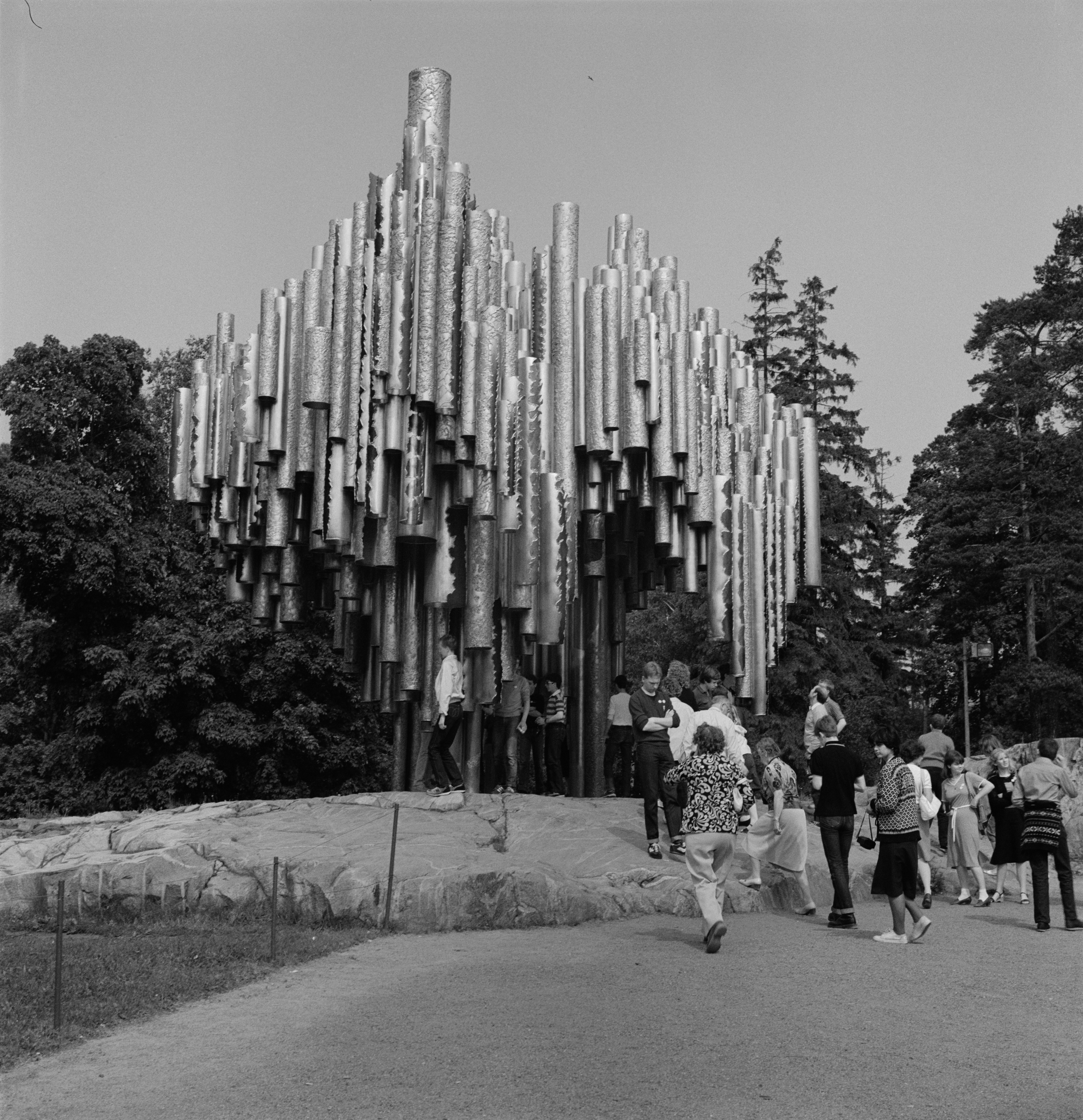 Matkailijoita katsomassa Sibelius-monumenttia Sibeliuksen puistossa. Kuvanveistäjä Eila Hiltunen.