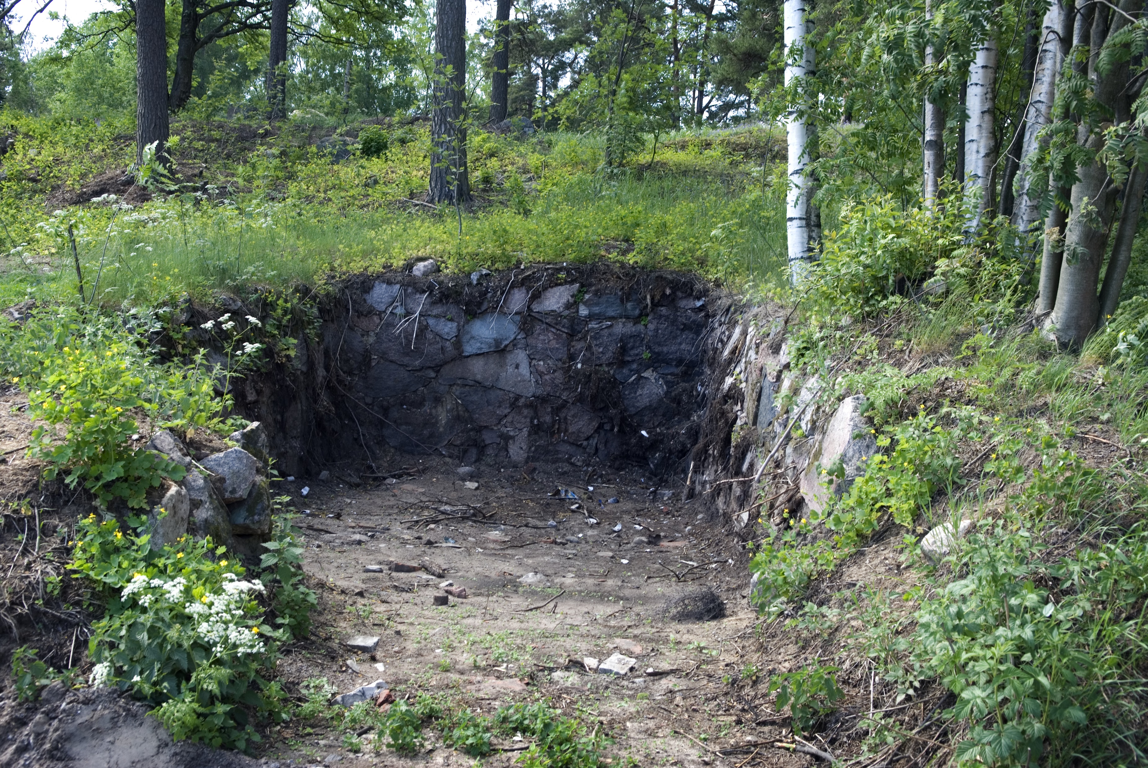 Paukkulanpuistossa sijaitsevat rakenteet. Puiston alueella on sijainnut puolustusvoimien rakentama Malmin ampumarata, joka valmistui vuonna 1937 Helsingissä järjestettyihin ammunnan MM-kisoihin, ja suljettiin vuonna 1993.