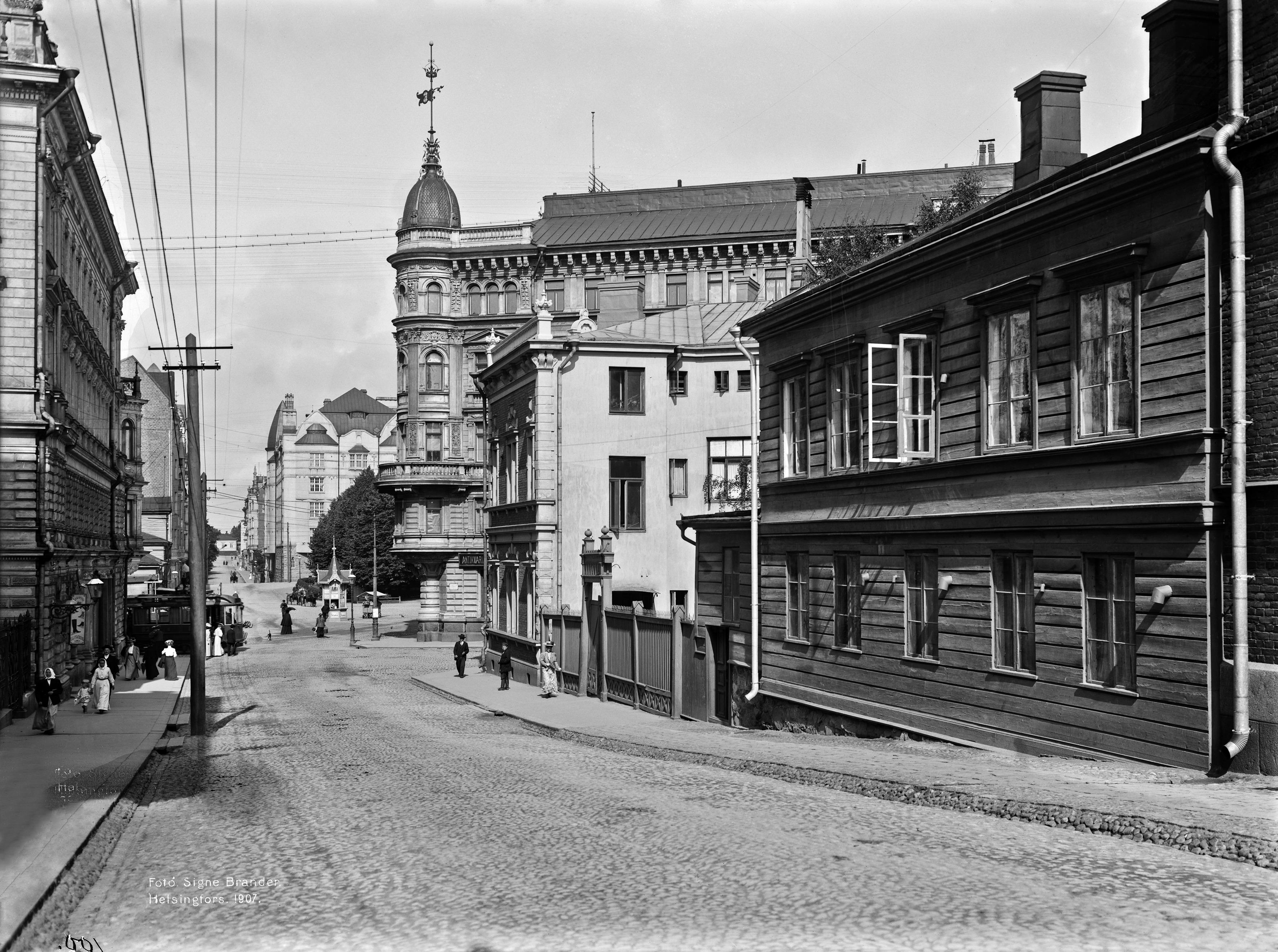 Yrjönkatu 1, 3, 5. Vasemmalla Yrjönkatu 4.