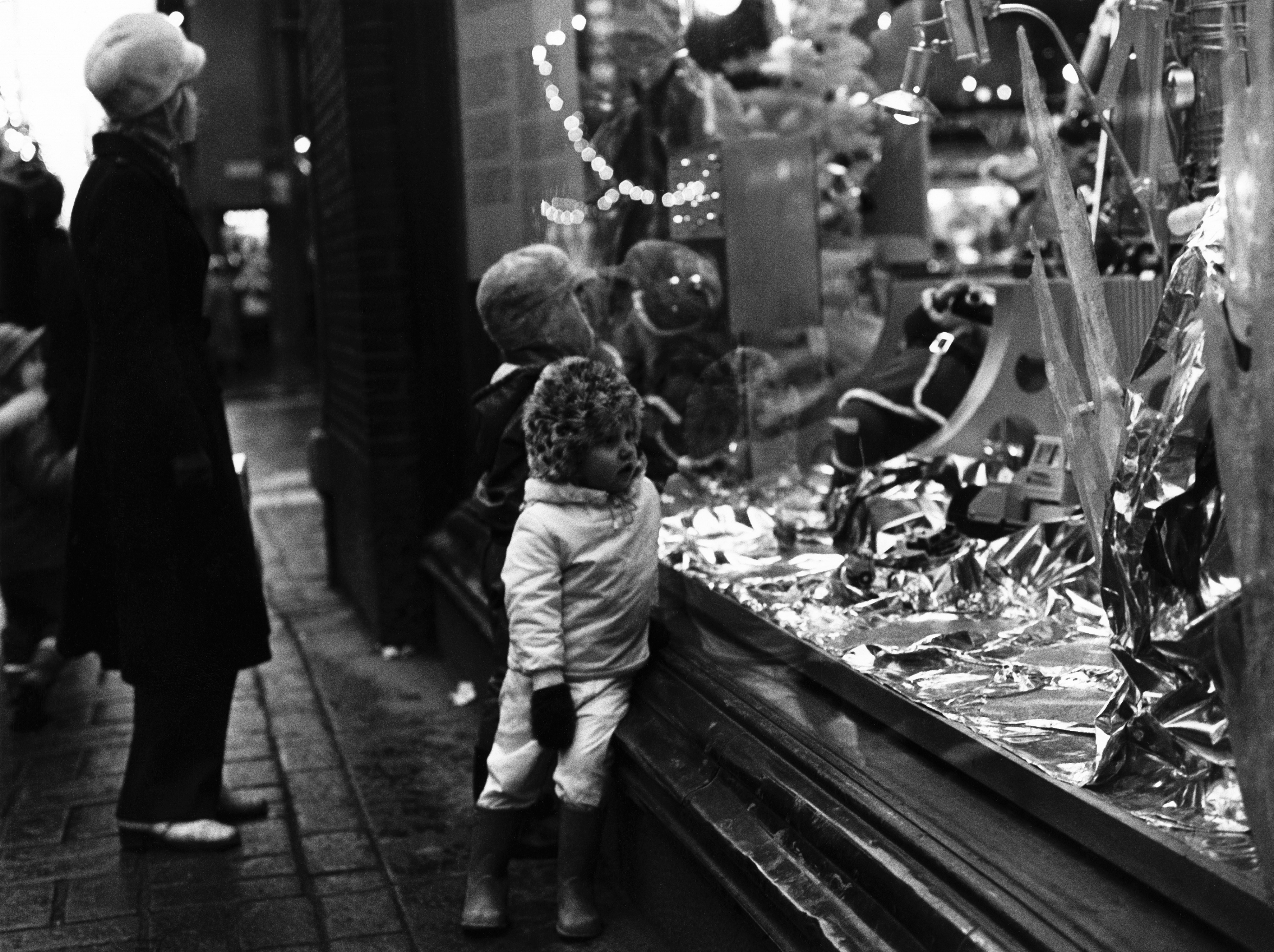 Stockmannin tavaratalon näyteikkuna Aleksanterinkadun (52) ja Keskuskadun (2) kulmassa jouluna 1971.