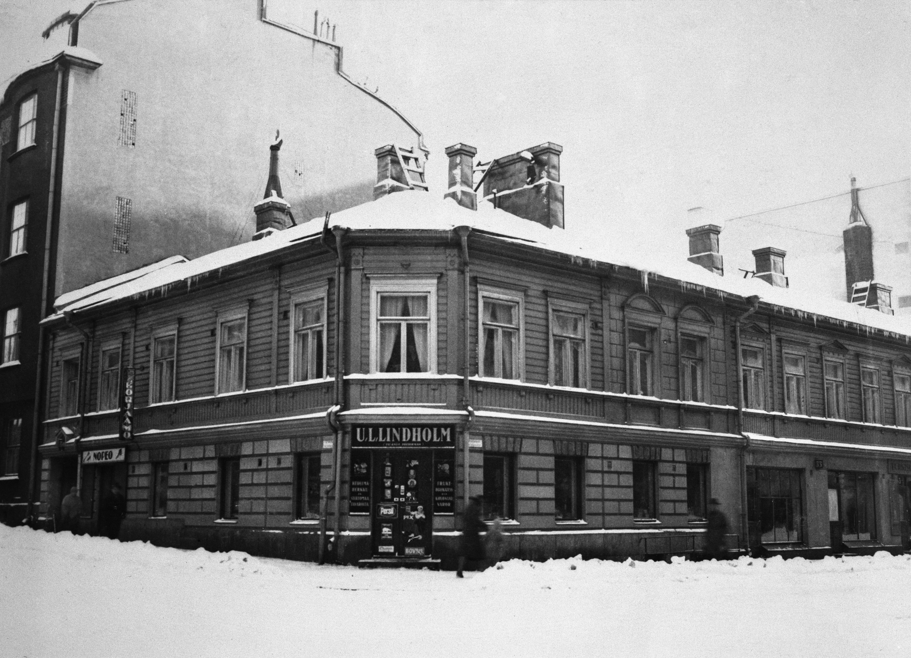 Uudenmaankatu 30 - Fredrikinkatu 33.  Rakennuksessa toimi ennen Jalosen puoti, vuonna 1931 U.L. Lindholmin myymälä.