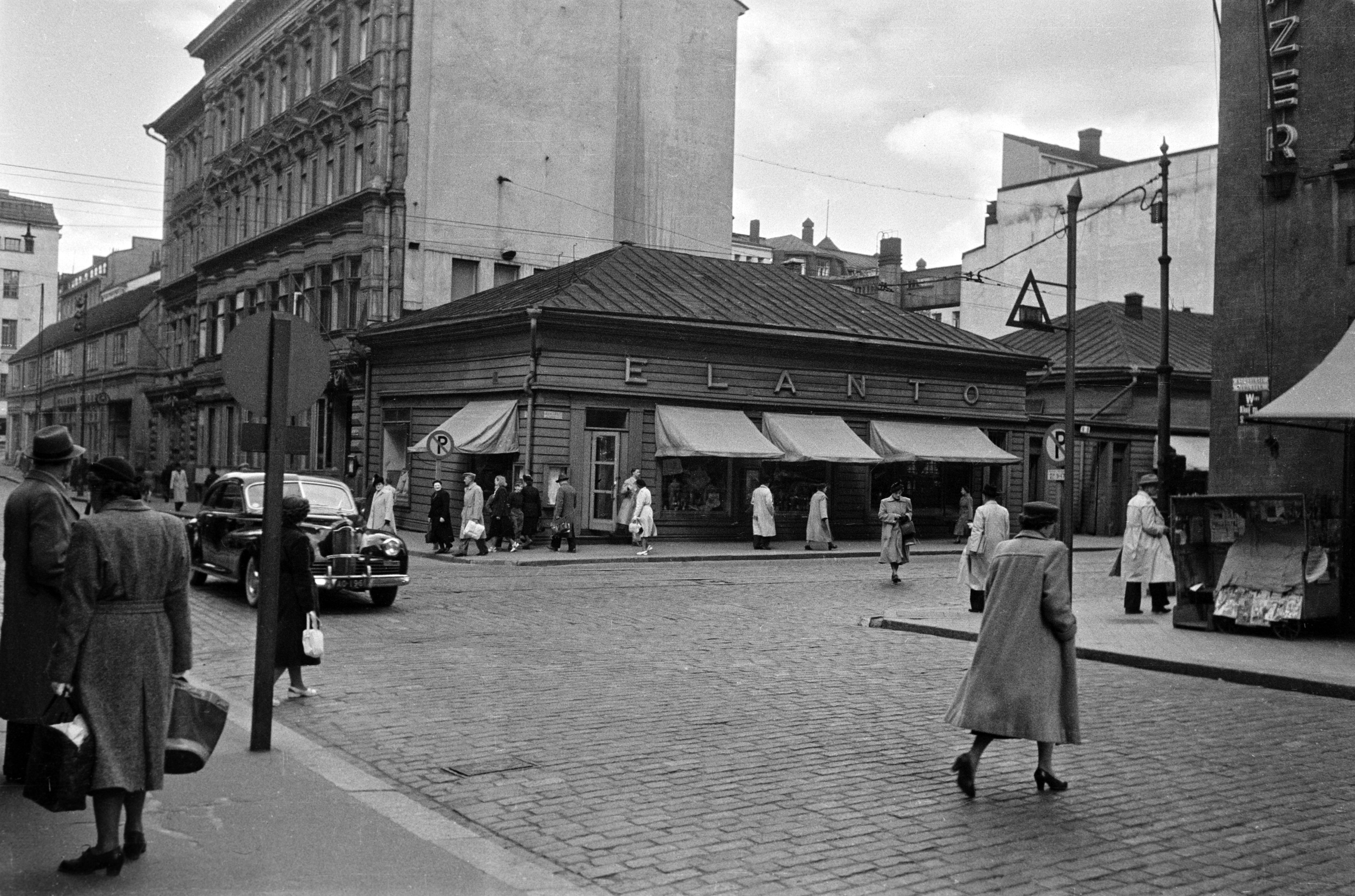 Aleksanterinkatu 9. - Kluuvikatu 7 - 3. Elannon myymälä. Puurakennukset purettiin syksyllä 1950 ja paikalle rakennettiin Elannon tavaratalo.