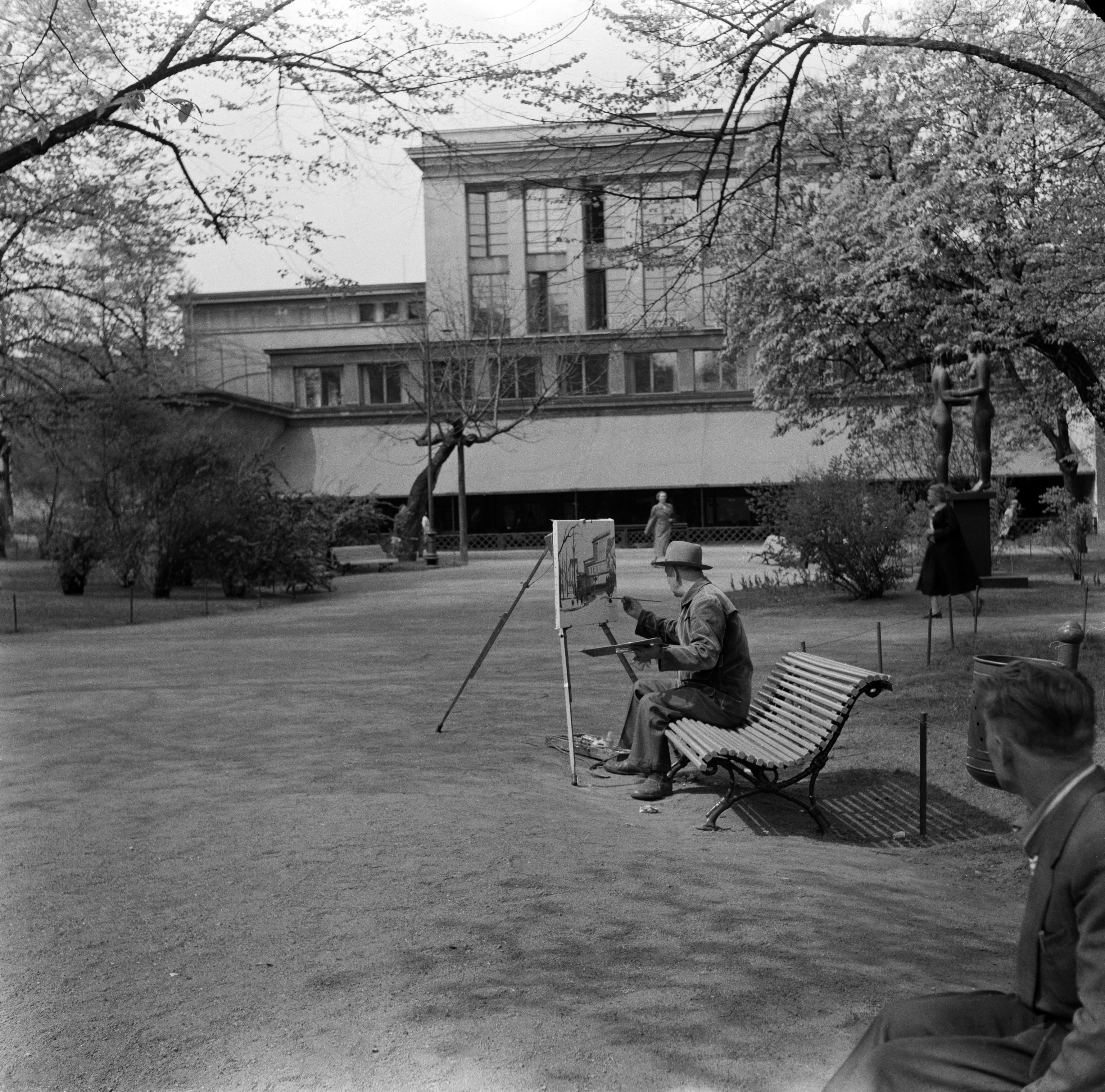 Esplanadin puisto, Teatteriesplanadi, maalari työssään puiston penkillä. Taustalla Ruotsalainen teatteri ja ravintola Royal, oikealla Gunnar Finnen veistos Satu ja totuus (1932).