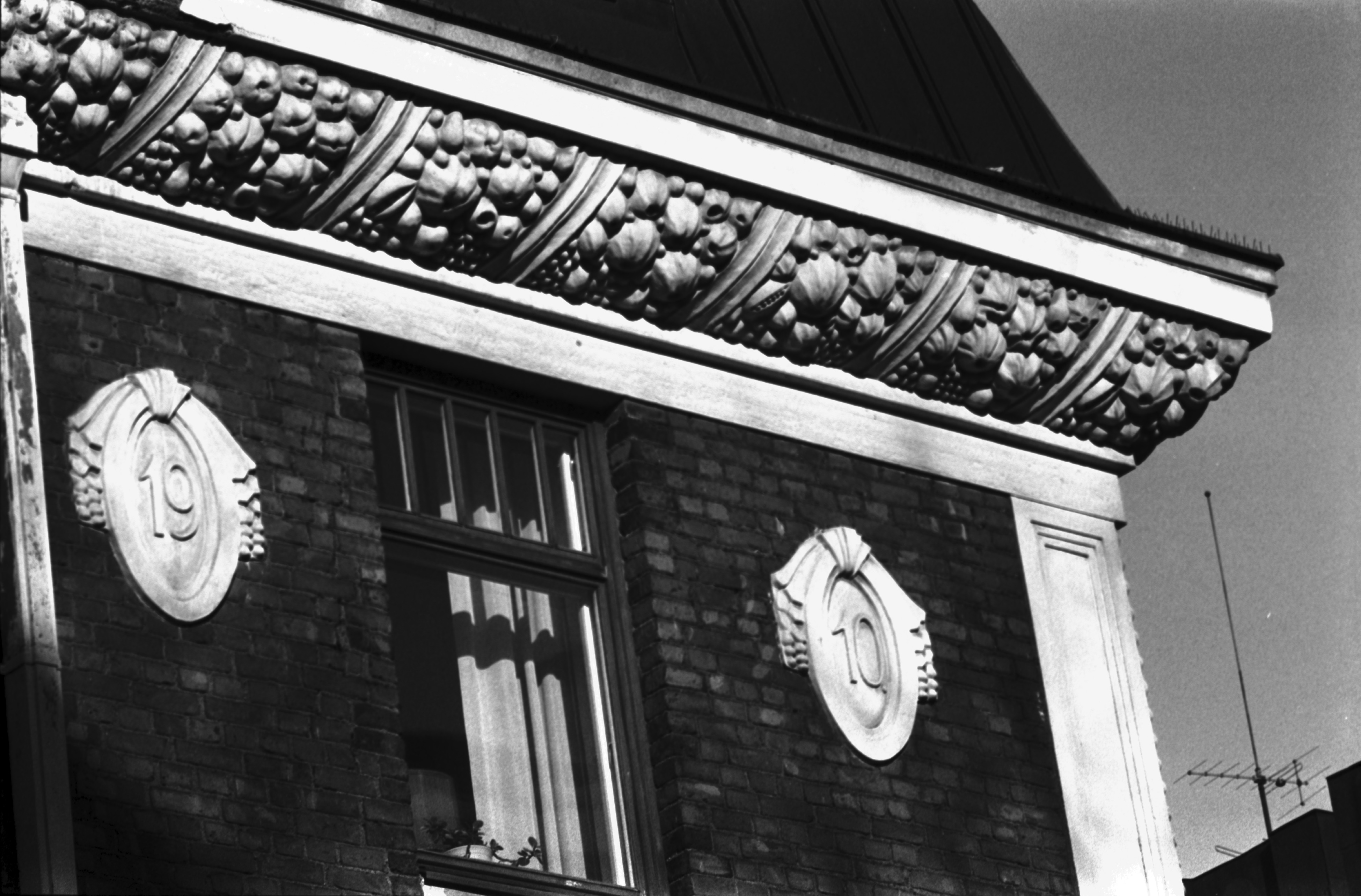 Kristianinkatu 7. Kristianinkatu 7:n kerrostalon koristeltu räystäs Välikadun kulmassa