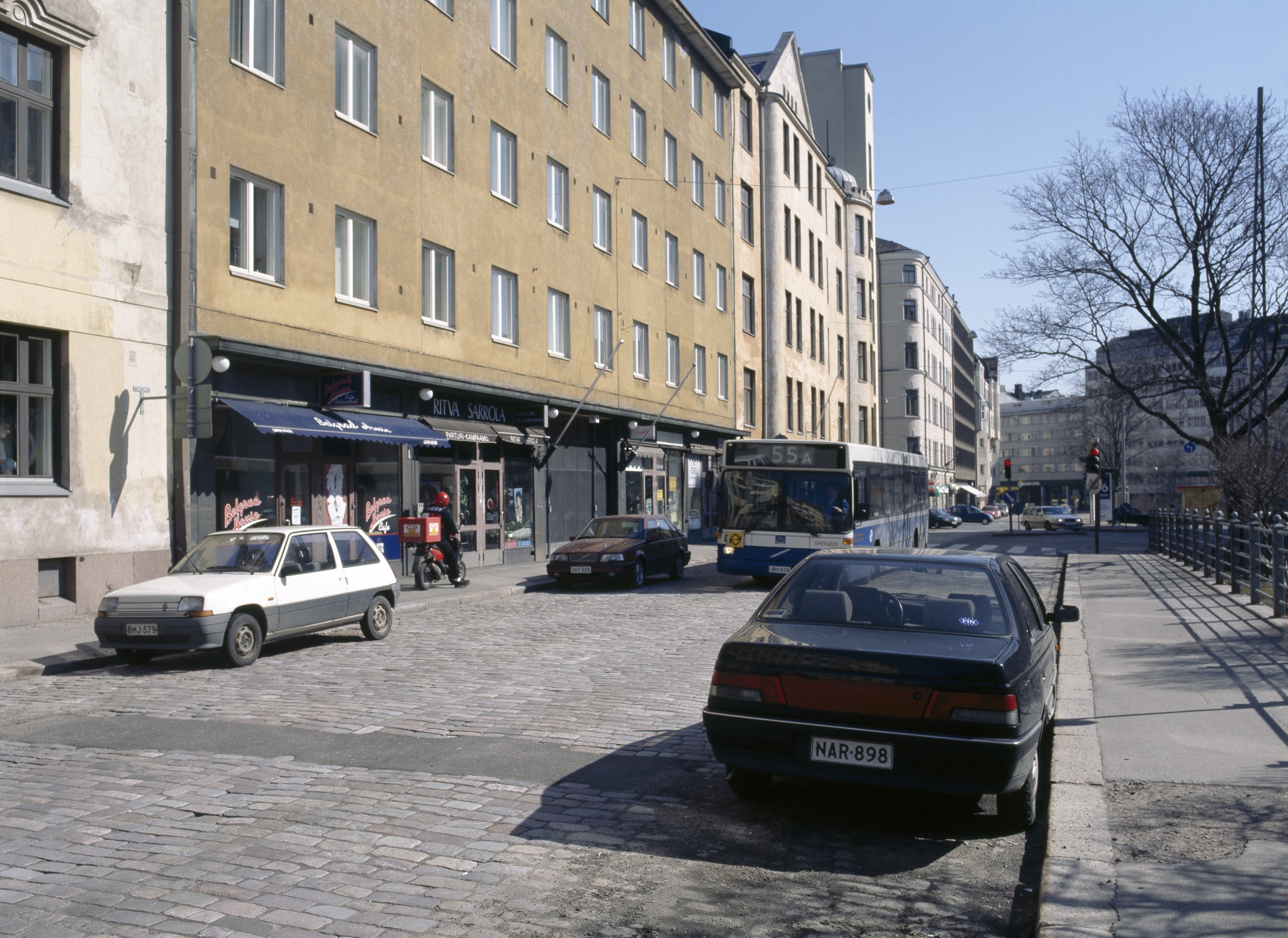 Lapinlahdenkatu 9, 7, 5, 3. Oikealla Lapinlahden puistikko.