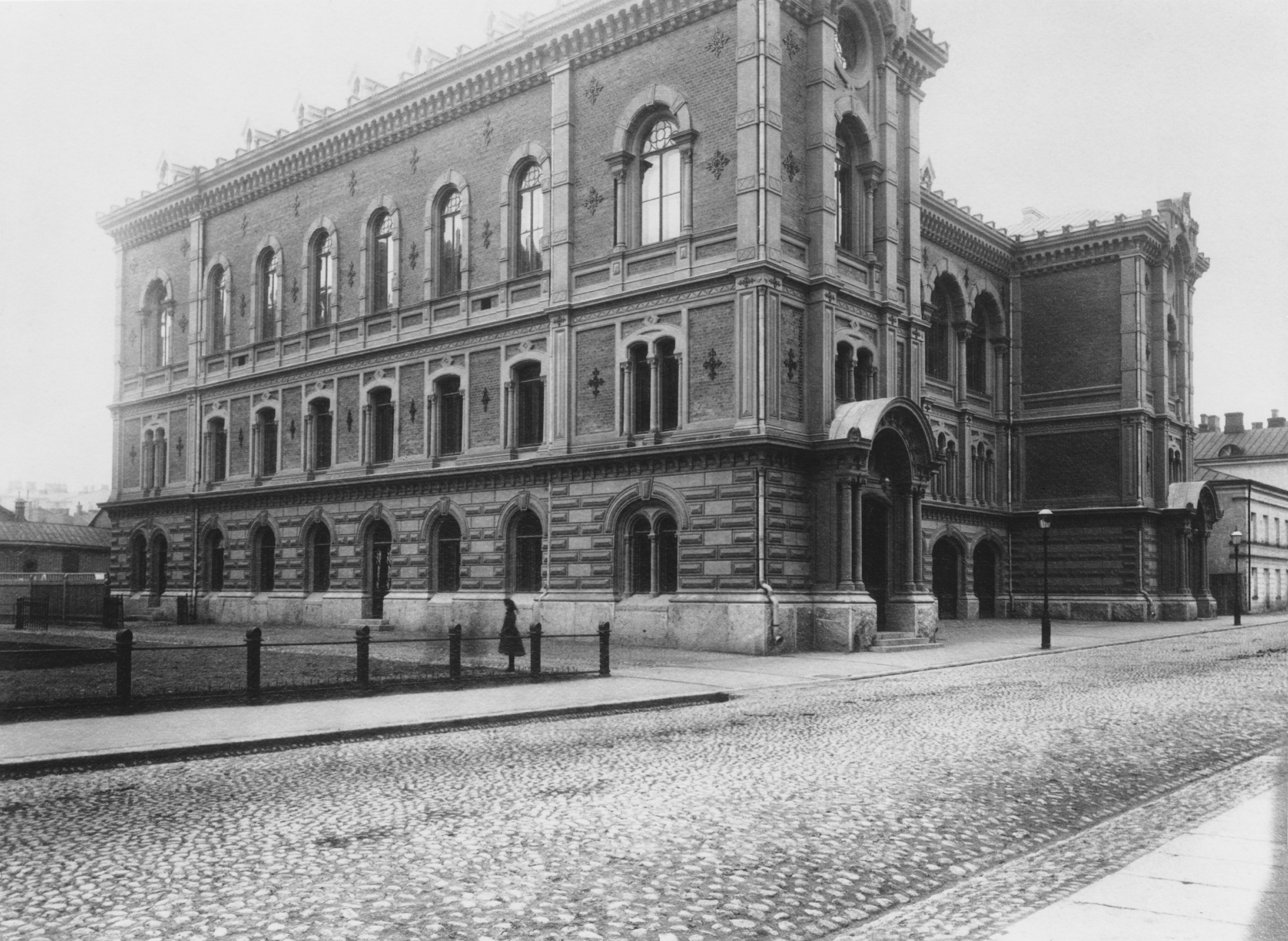 Hakasalmenkatu 3 (=Keskuskatu 7), VPK:n talo. Arkkitehti Theodor Höijerin suunnittelema, 1889 valmistunut rakennus. Talon juhlasali oli Suomen yksikamarisen eduskunnan ensimmäinen istuntopaikka 1907-10 koska Säätytalo oli 200 edustajalle liian pieni. Talo on purettu 1967.