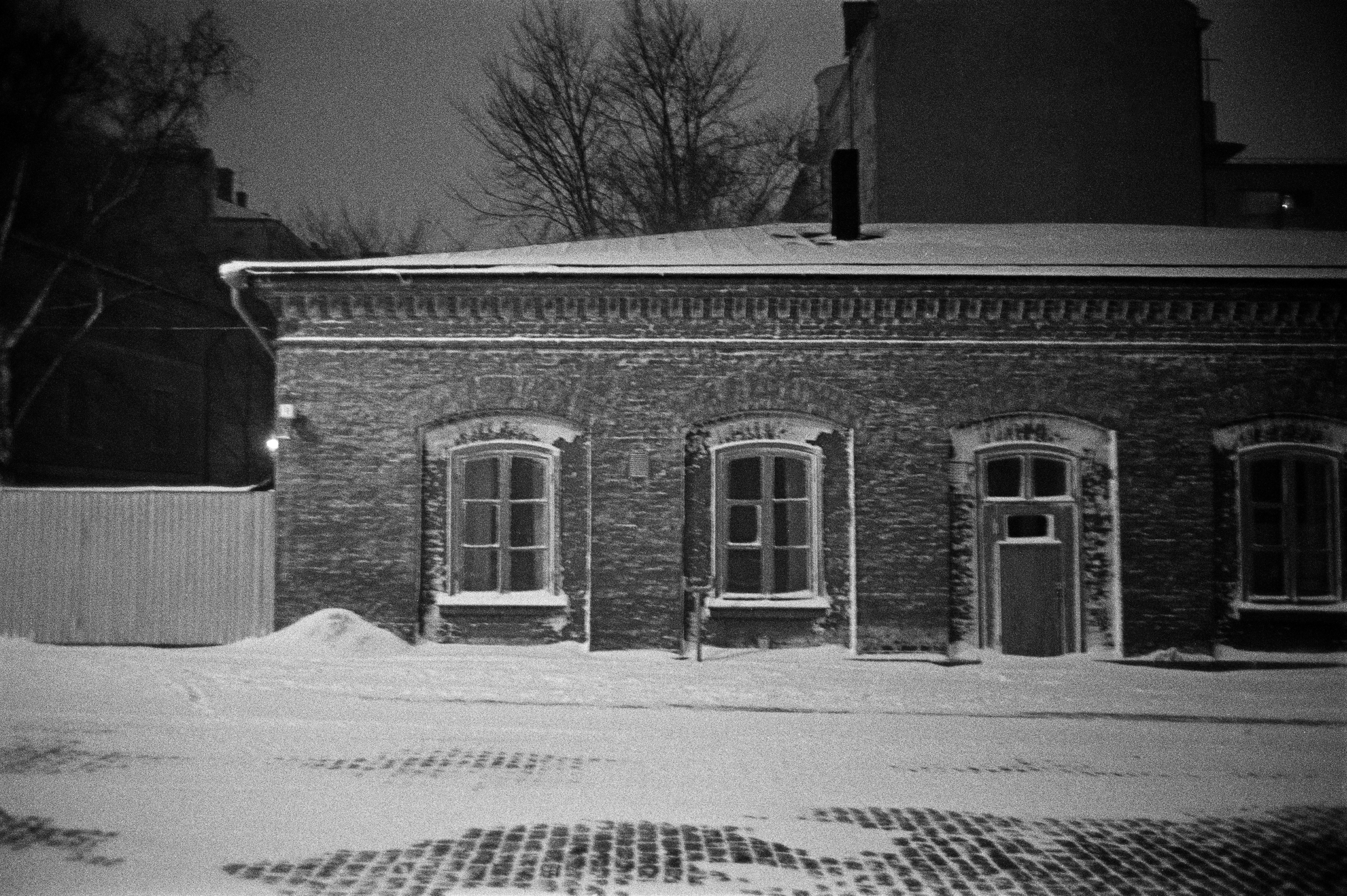 Aleksanterinkatu 1 - Meritullintori 4. Rakennus on Helsingin kaupungin omistuksessa, valm. n. 1820 ja siinä toimii nykyään lasten päiväkoti.