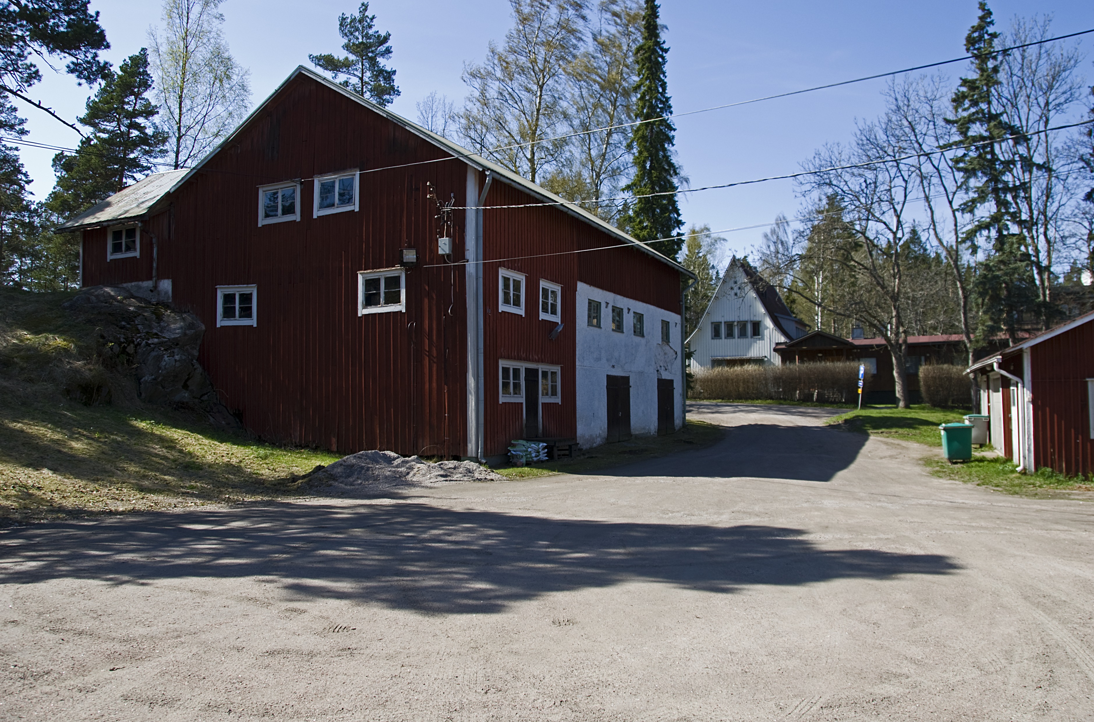 Östersundom, Fants II tilan maatilarakennus, Fantsintie 13. Taustalla tilan päärakennus, Fantsintie 14.