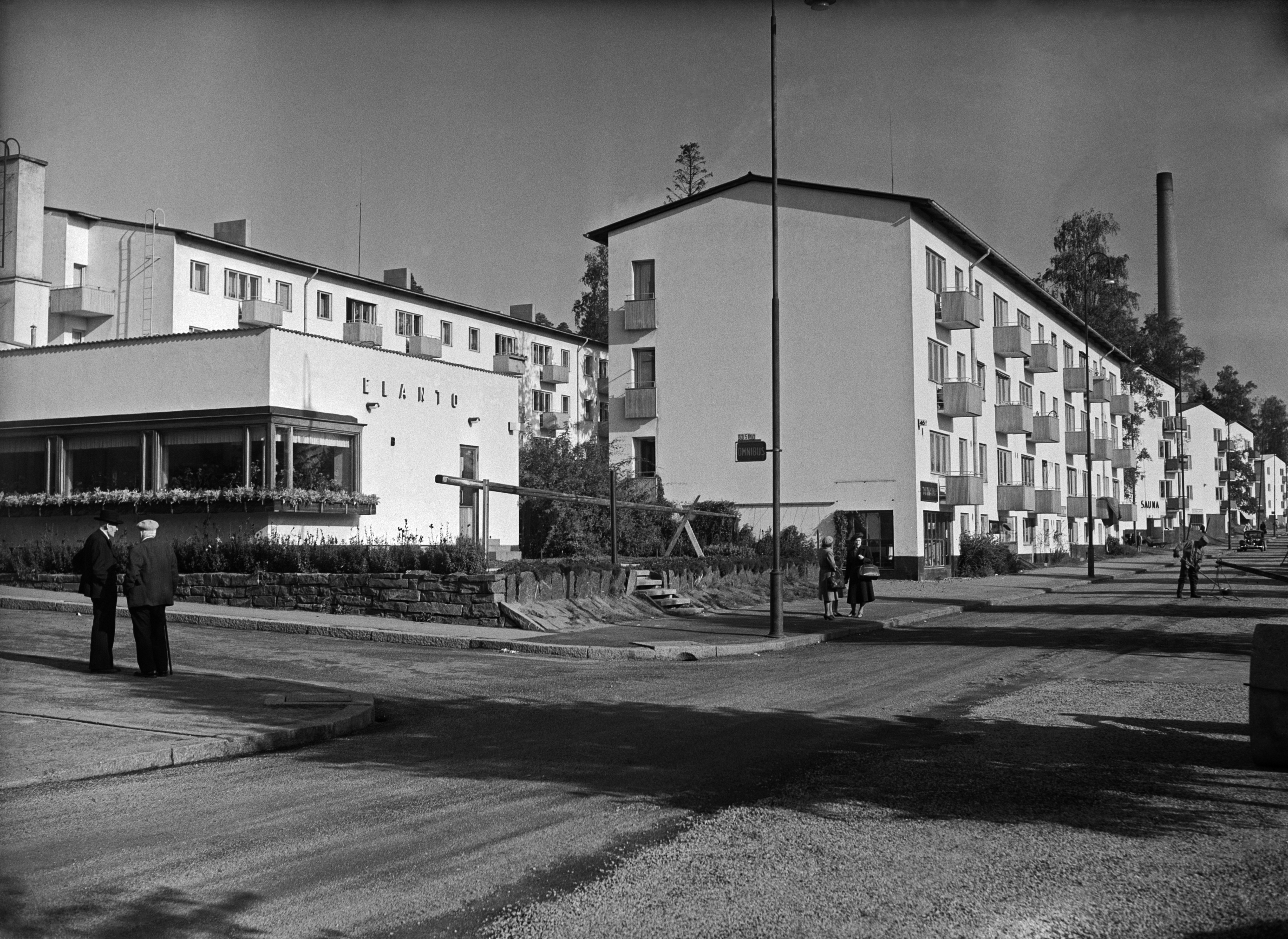 Koskelantien ja Osmontien kulma, Koskelantie 44, 46. Vasemmalla Elannon liike. Kuvan alareunassa keskellä bussipysäkki.