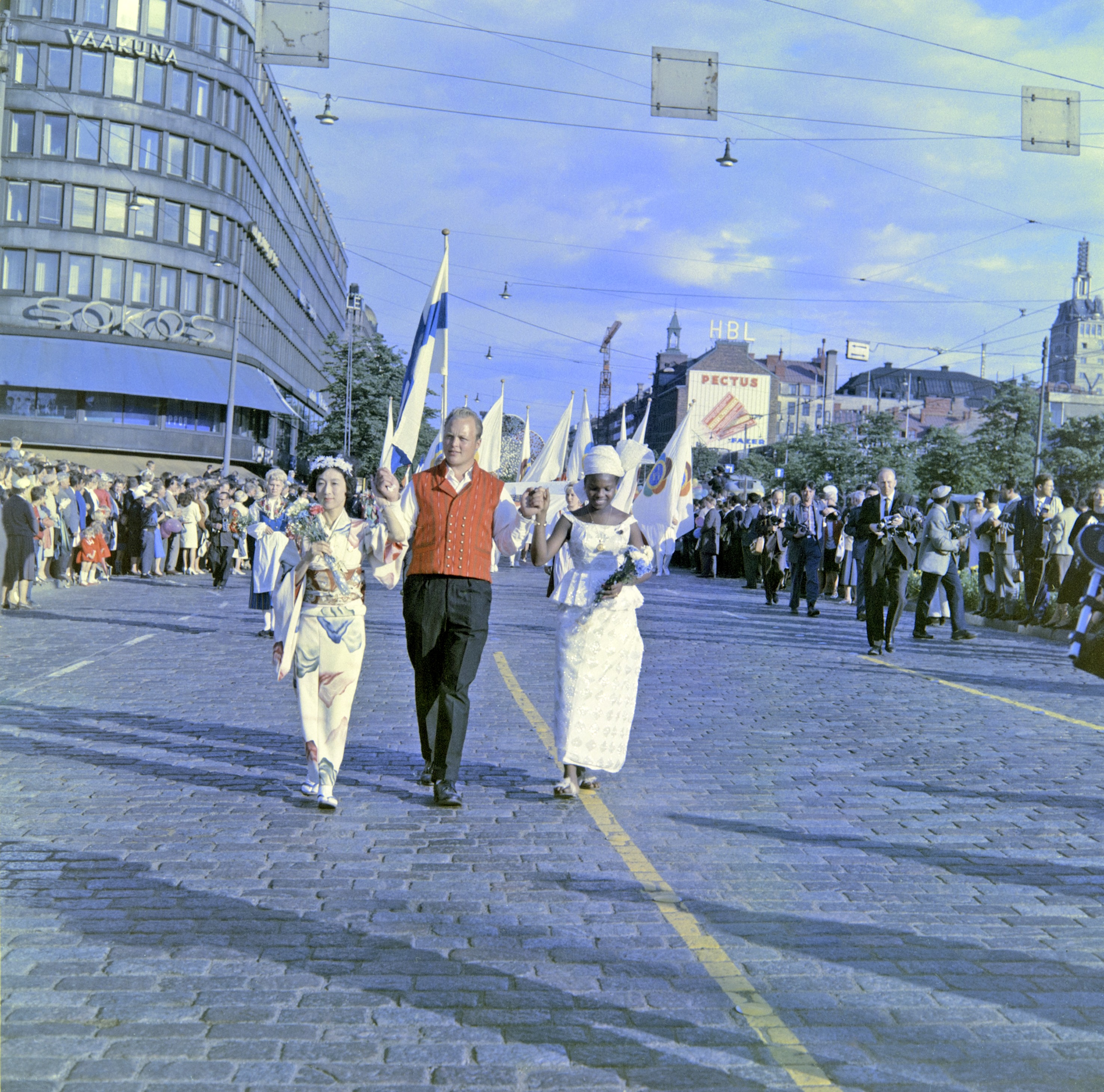 Maailman nuorison ja ylioppilaiden VIII rauhan ja ystävyyden festivaali Helsingissä 1962. Kulkue Postitalon edustalla.