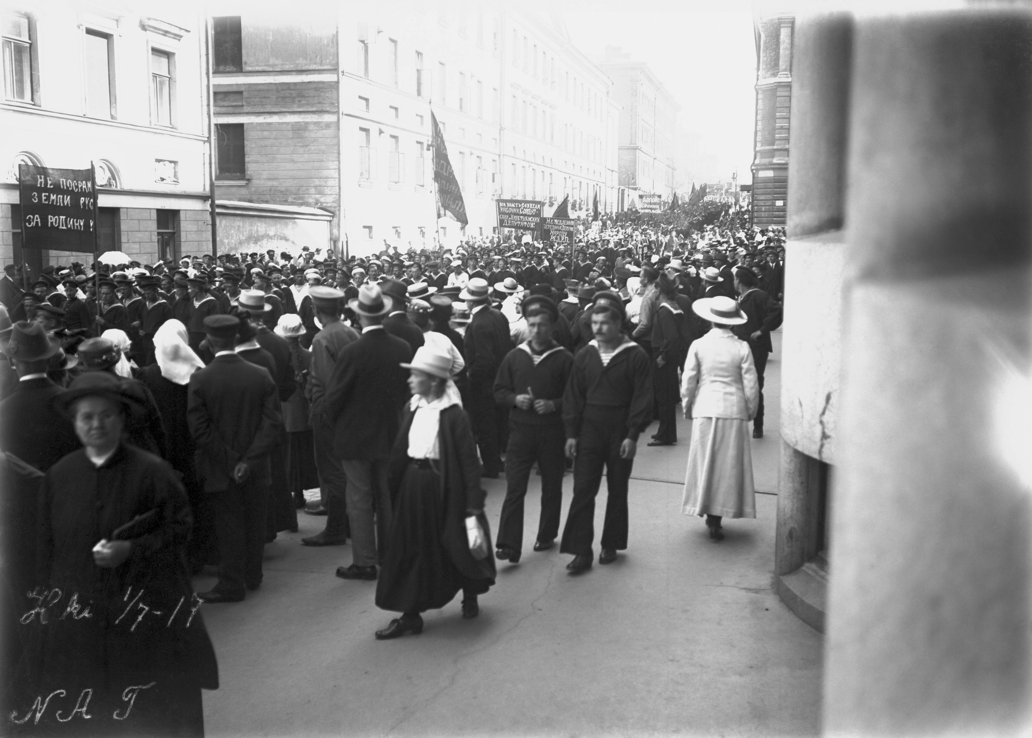 Venäläisten matruusien mielenosoituskulkue Kasarmikadulla heinäkuun 1. päivänä 1917.