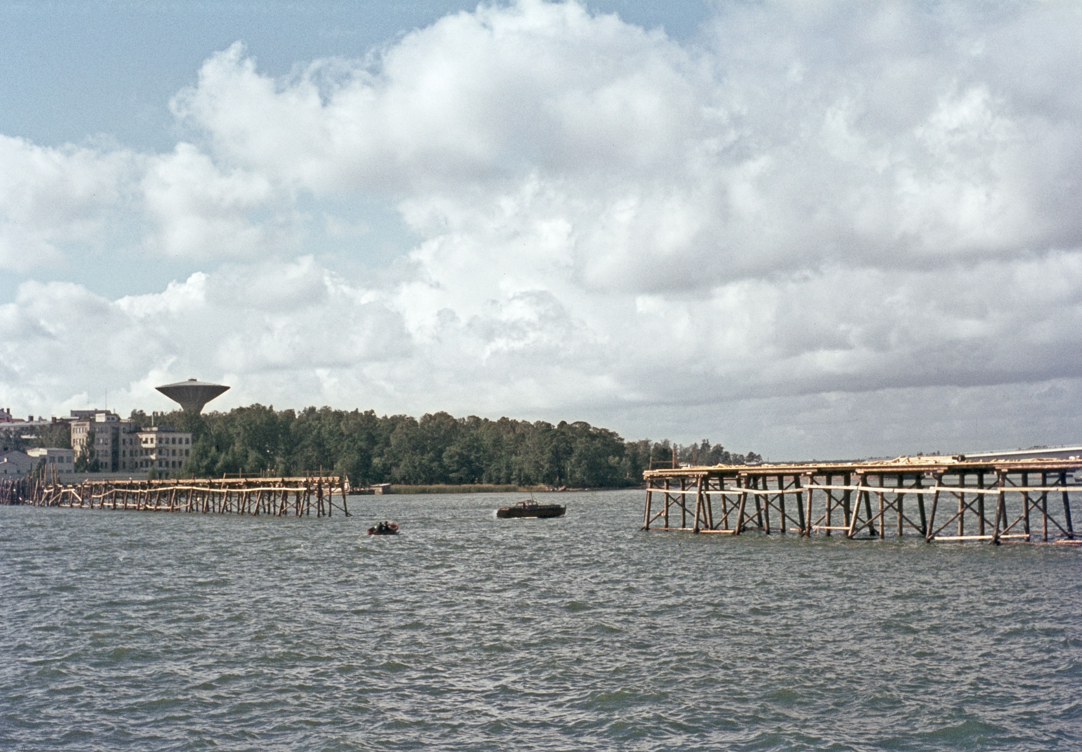 Lauttasaaren väliaikainen kevyen liikenteen silta rakenteilla, taustalla Lauttasaaren vesitorni.