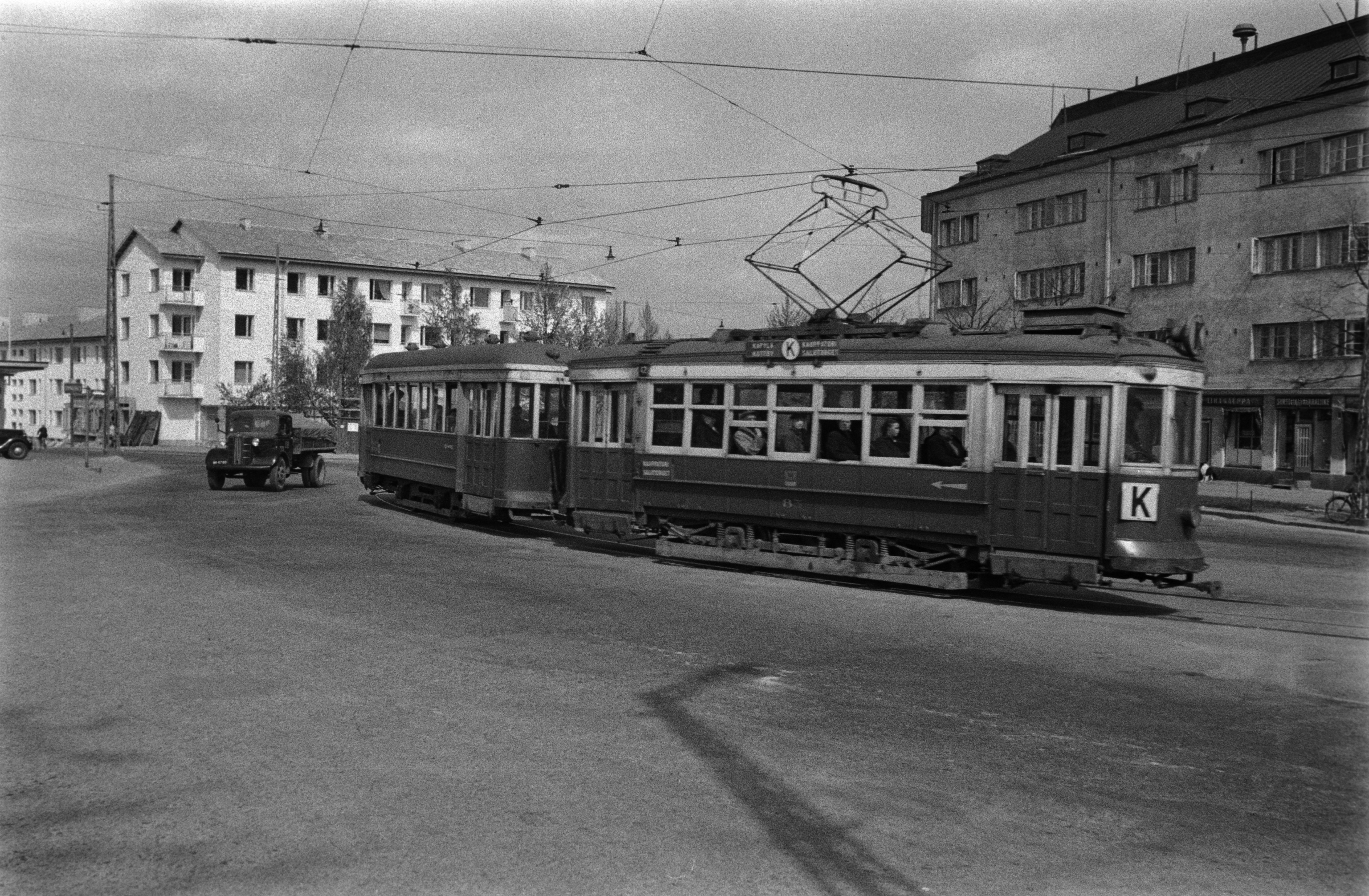 Raitiovaunu K Käpylänaukiolla, kääntymässä Pohjolankadulta, Mäkelänkadulle