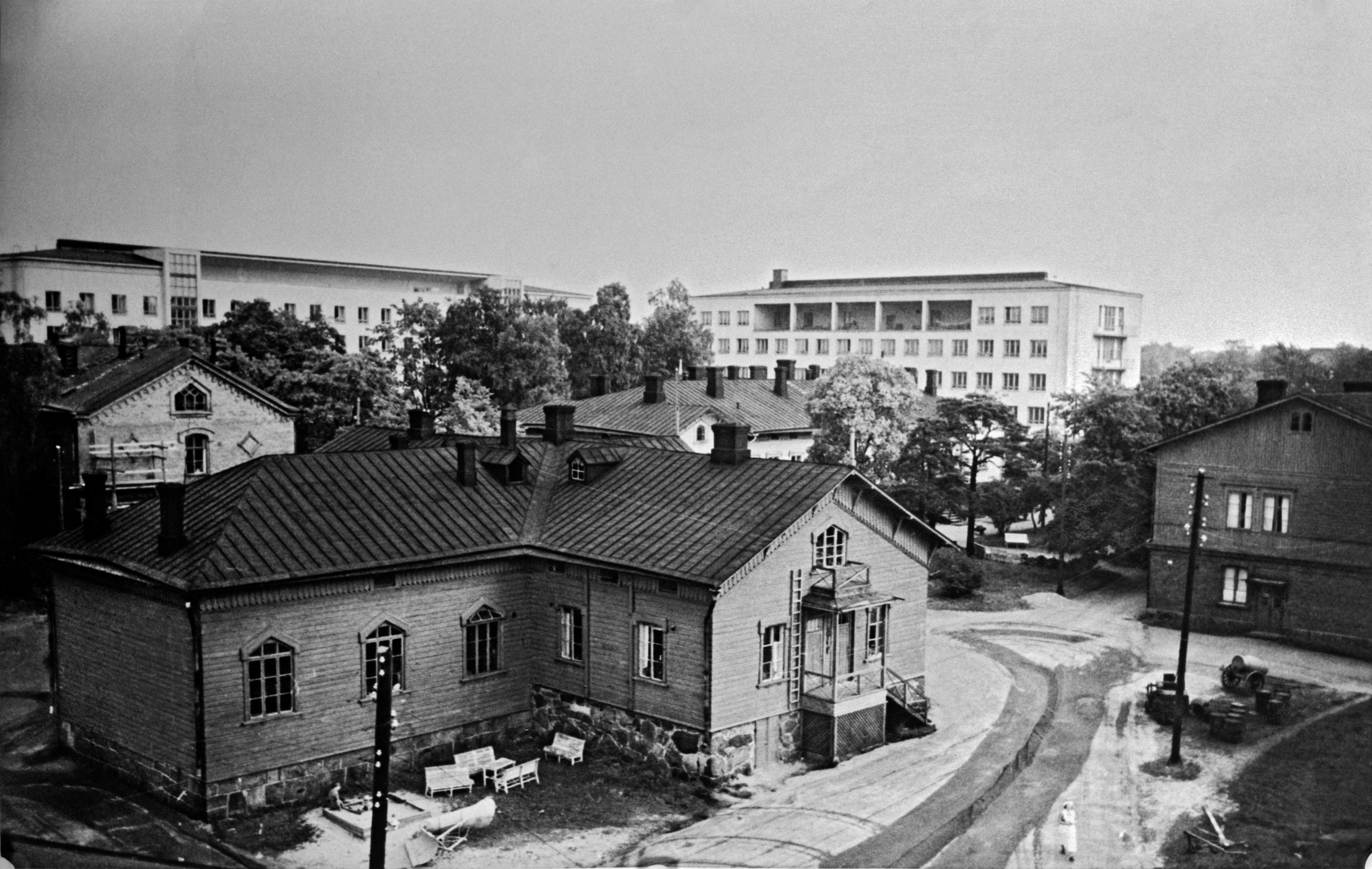 Puurakennuksia Kivelän sairaalan pihalla. Kammionkatu 12 (Sibeliuksenkatu 12-14). Edessä läntinen sivurakennus, ns kirkko.