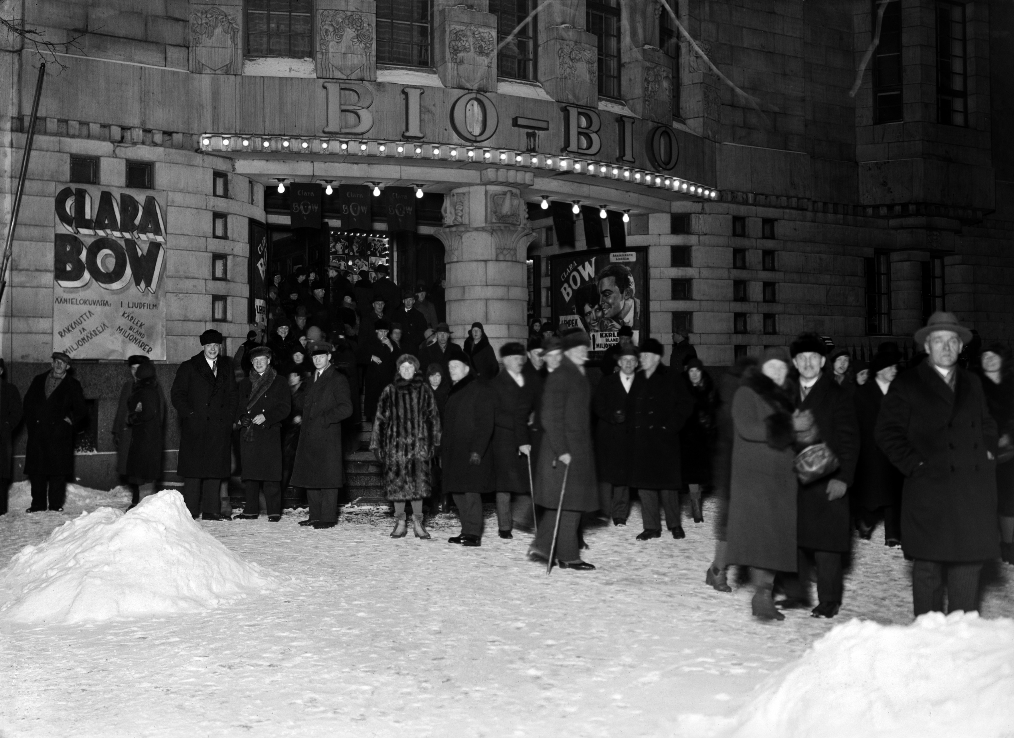 Yleisöä elokuvateatteri Bio-Bion edustalla talvella 1931. Ohjelmistossa elokuva Clara Bow. Mannerheimintie 5.