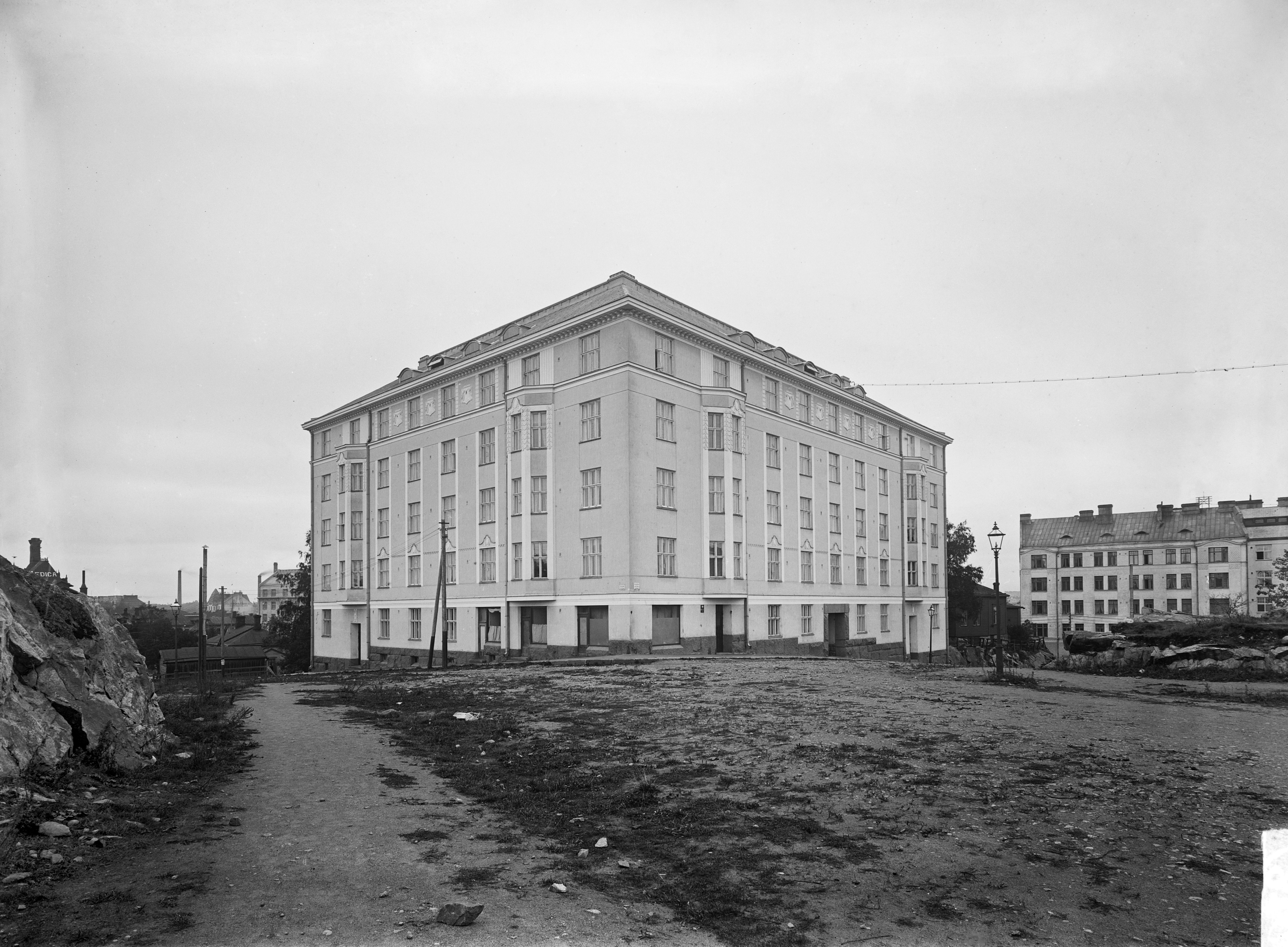Apollonkatu 3. - Vänrikki Stoolin katu 7. Taustalla oikealla Töölönkatu 9.