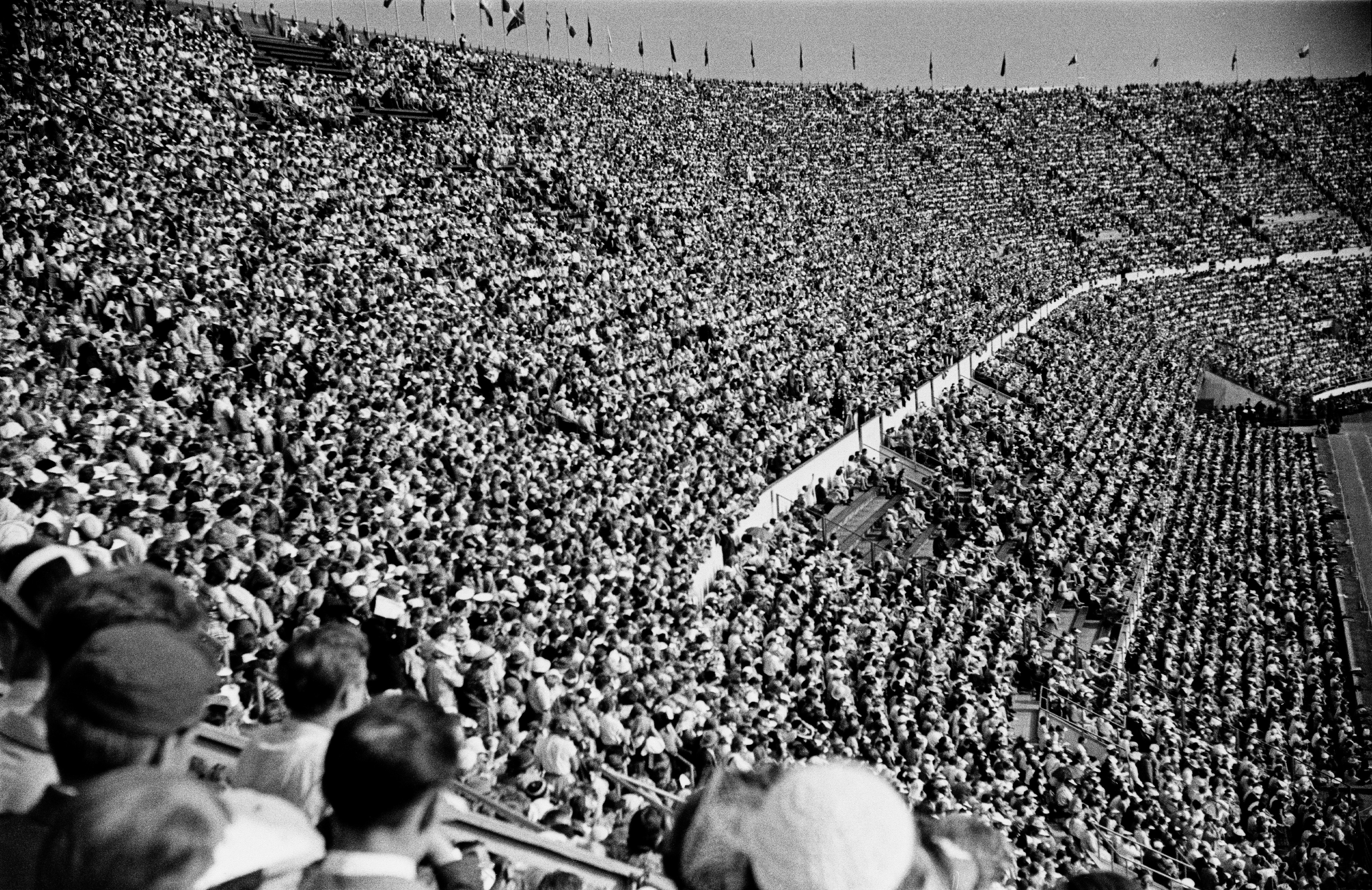 Helsingin olympiakisat 1952, kisojen päätöspäivä. Esteratsastuskilpailu Olympiastadionilla, katsomo täynnä yleisöä.