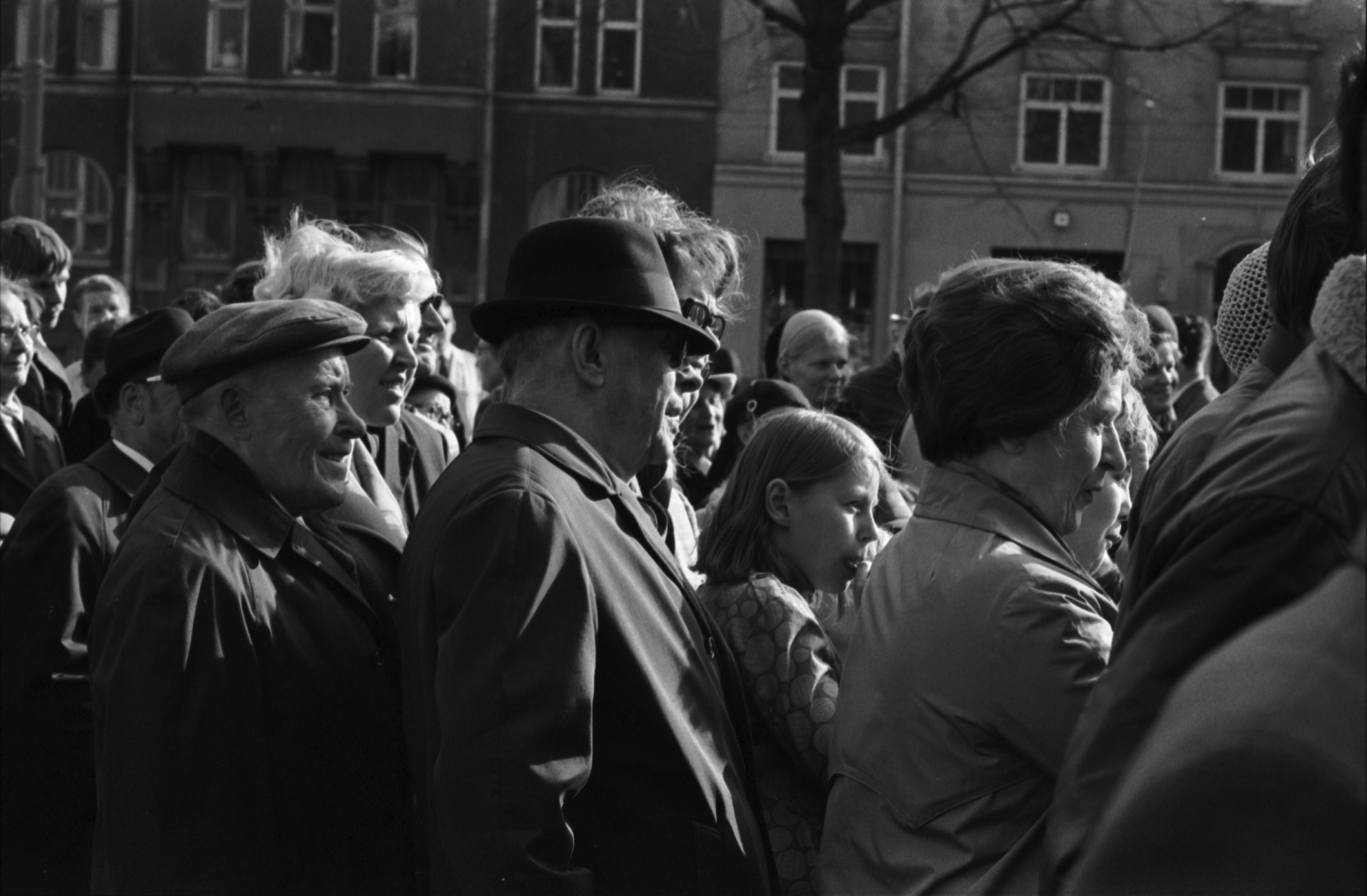 Karhupuisto. Helsingin juhlaviikot. Ihmisiä seuraamassa esitystä Karhupuistossa. Tilaisuus liittyi Karhupuistossa järjestettyyn puistotapahtumaan, joka jatkui Helsingin Juhlaviikkojen ajan kaksi viikkoa.
