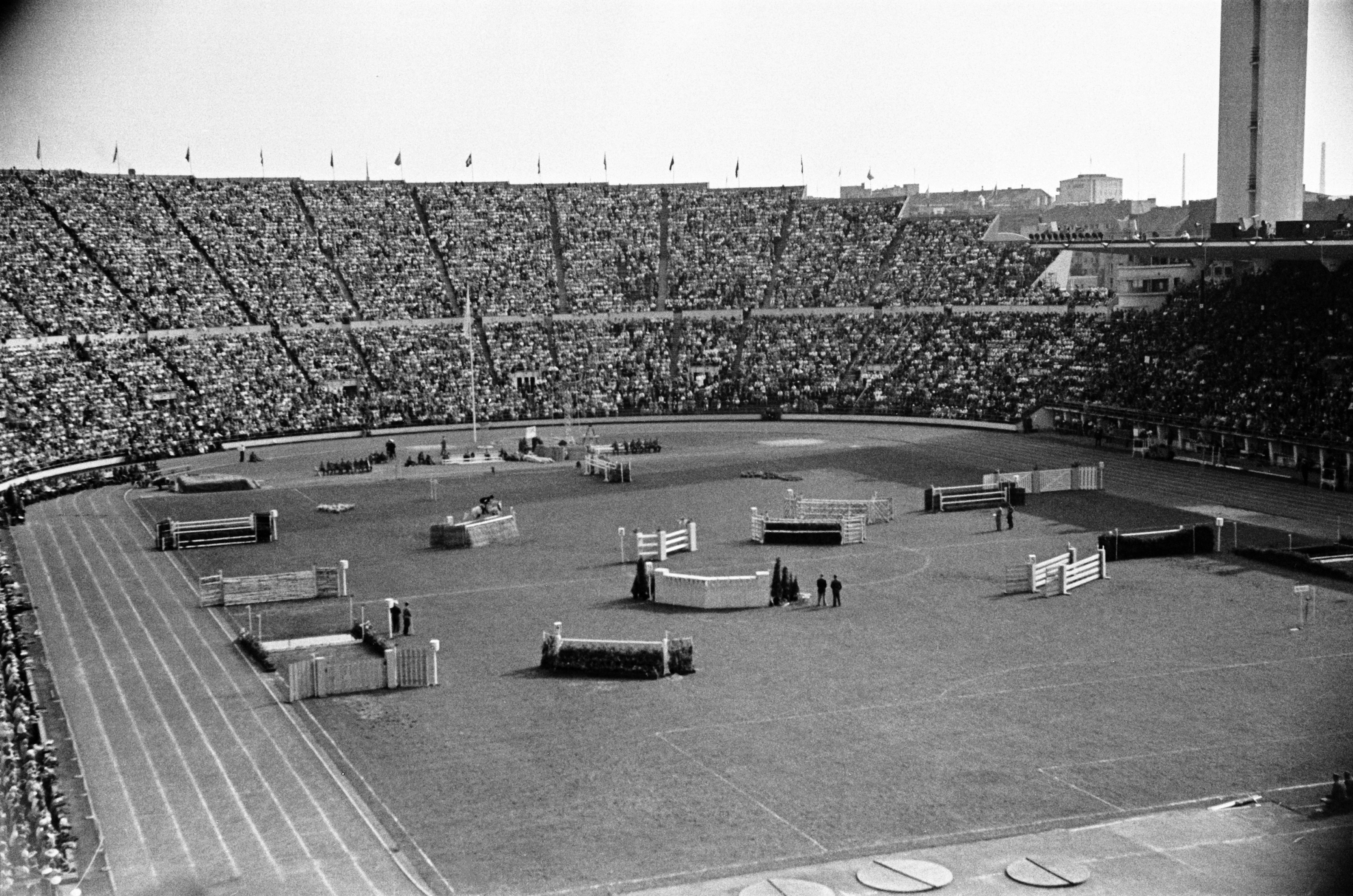 Helsingin olympiakisat 1952, kisojen päätöspäivä. Esteratsastuskilpailu Olympiastadionilla.