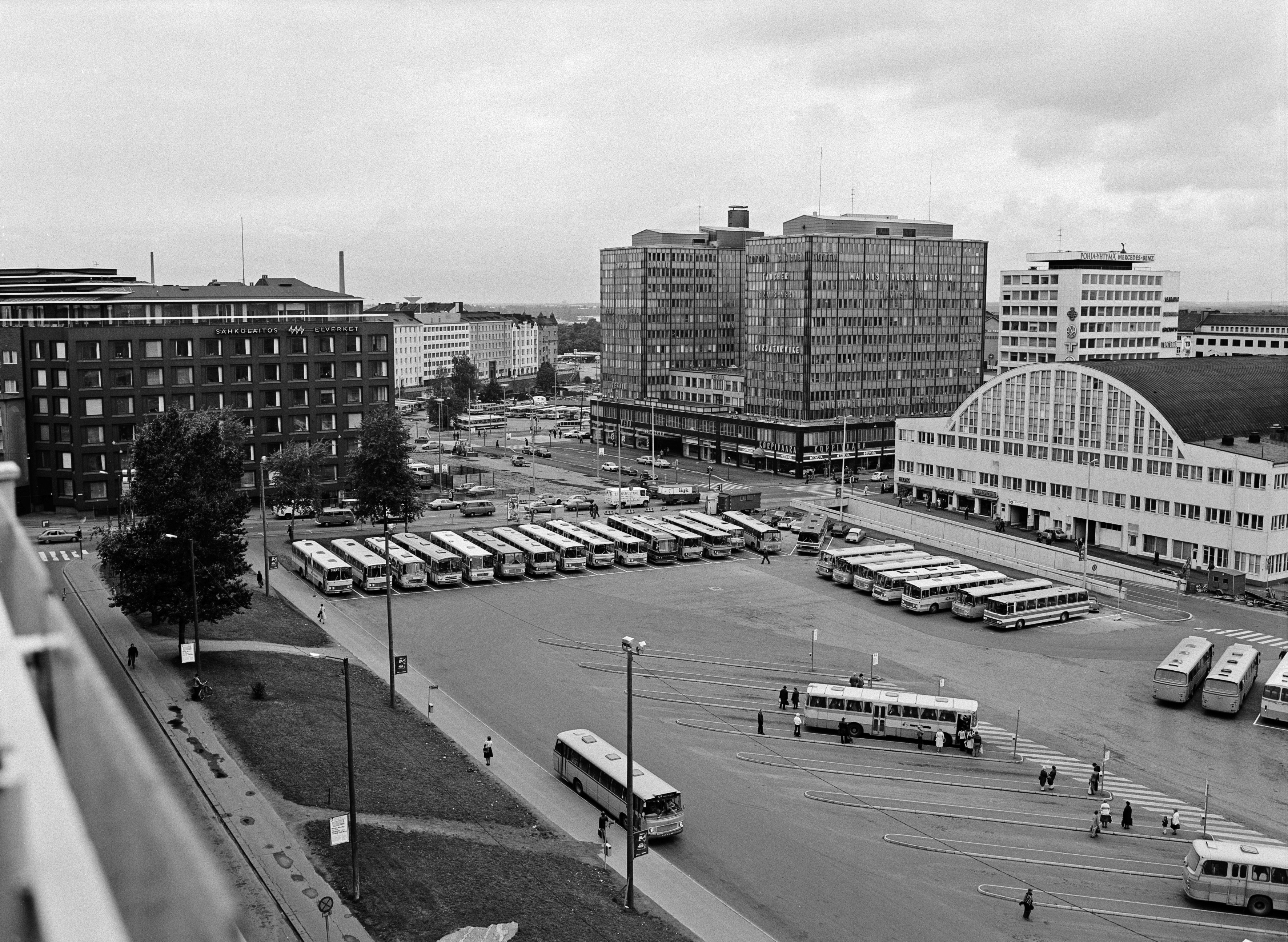 Kamppi, linja-autoasema. Vasemmalla Fredrikinkatu 44. Oikealla Salomonkatu 17, 15 (vas. lukien). Panoraama Annankatu 34:stä. Syyskuu 1977.