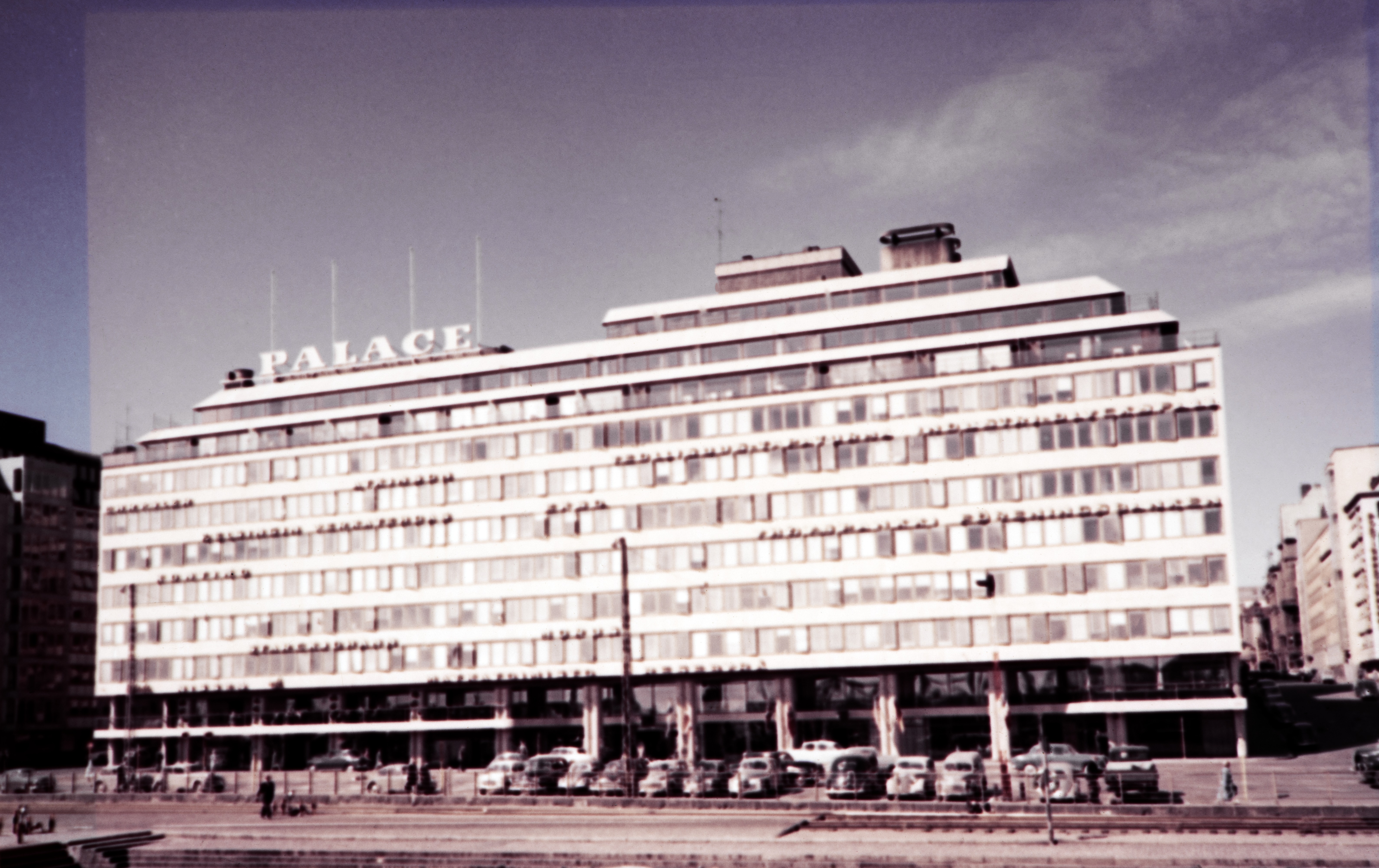 Hotelli Palace, Eteläranta 10. Helsingissä sijaitseva rakennus, jossa toimii Elinkeinoelämän keskusliiton ja muiden tärkeimpien työnantajajärjestöjen pääkonttori (2018). Vuoteen 2009 rakennuksessa toimi myös Hotelli Palace. Viljo Revellin ja Keijo Petäjän suunnittelema rakennus valmistui osoitteeseen Eteläranta 10 vuonna 1952, juuri ennen Helsingin olympialaisia.