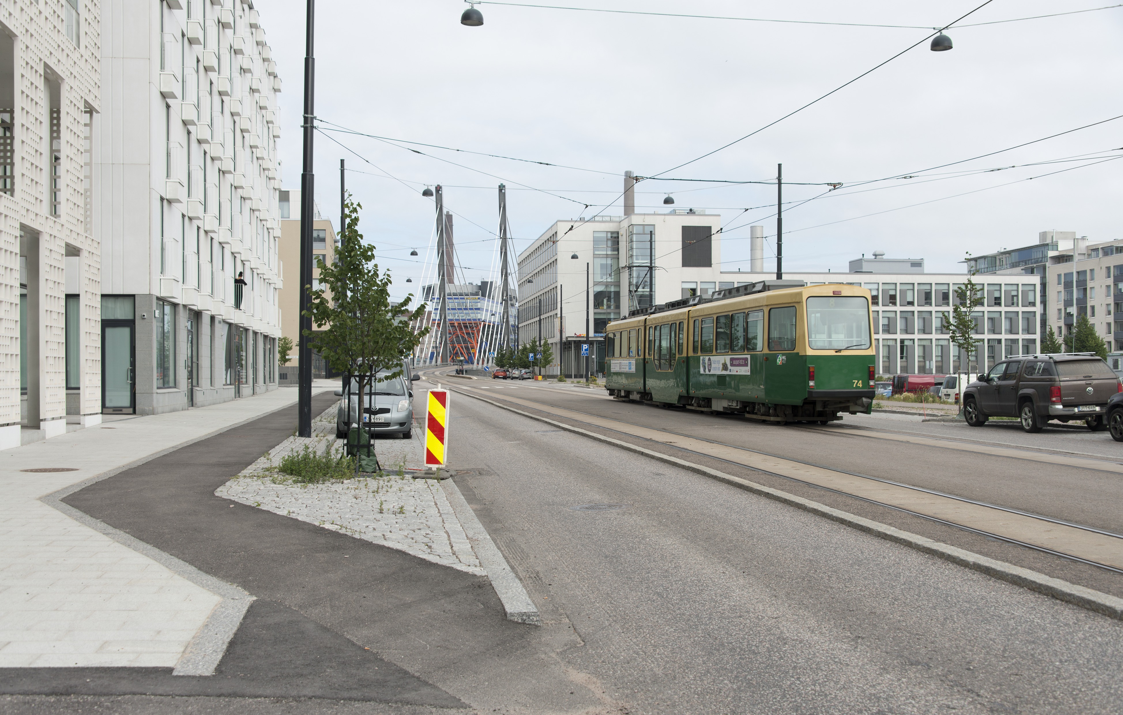 Jätkäsaaren dokumentointi. Länsisatamankatu 23, taustalla Länsisatamankatu 16 ja Crusellin silta. Raitiovaunu 8 ajaa kohti Ruoholahtea.