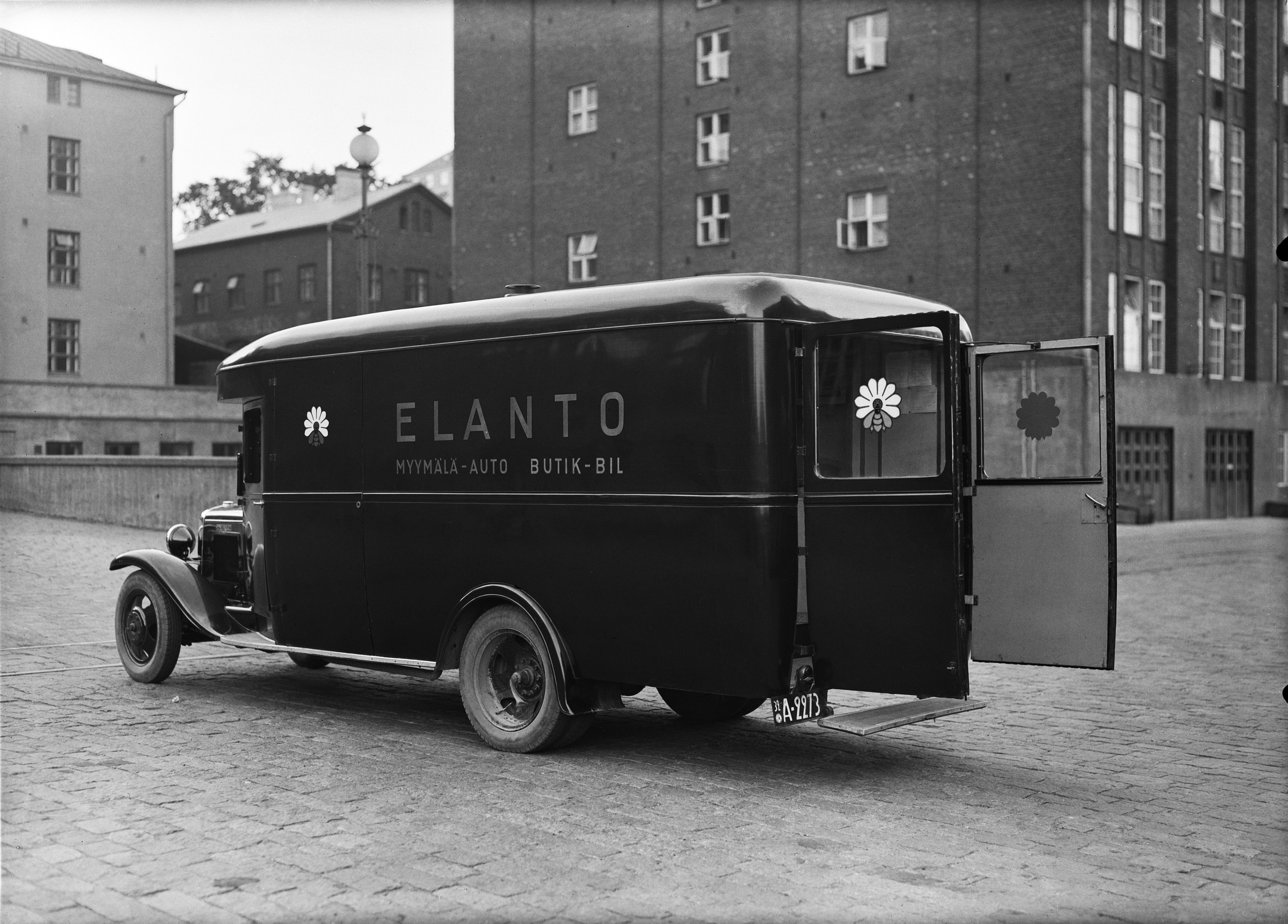 Elannon myymäläauto tehdaspihalla, takana leipomo, kuvattu Kaikukadun puolelta