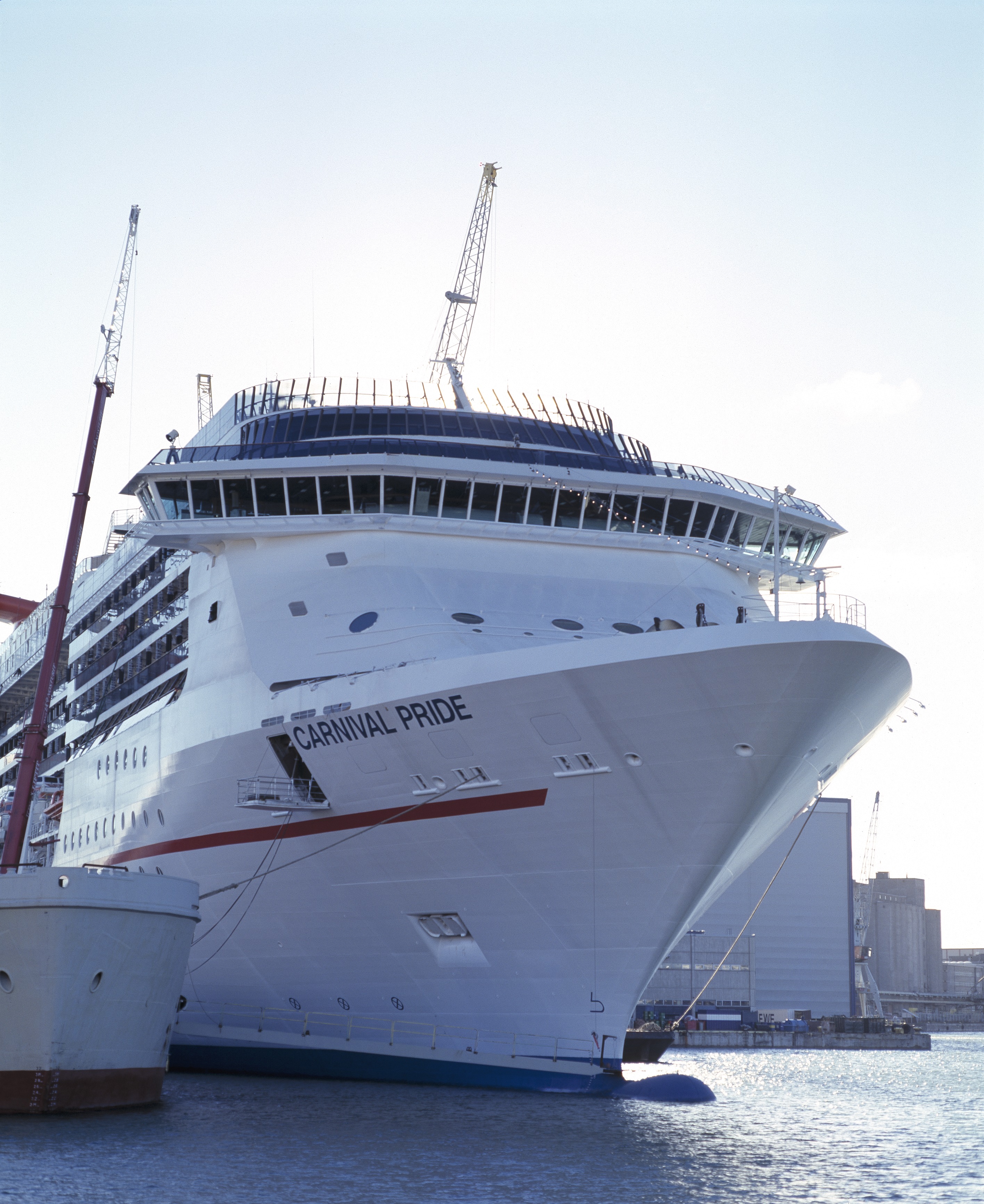 Carnival Pride -risteilyalusta rakennetaan Kvaerner Masa-Yardsin telakalla Hietalahdessa.
