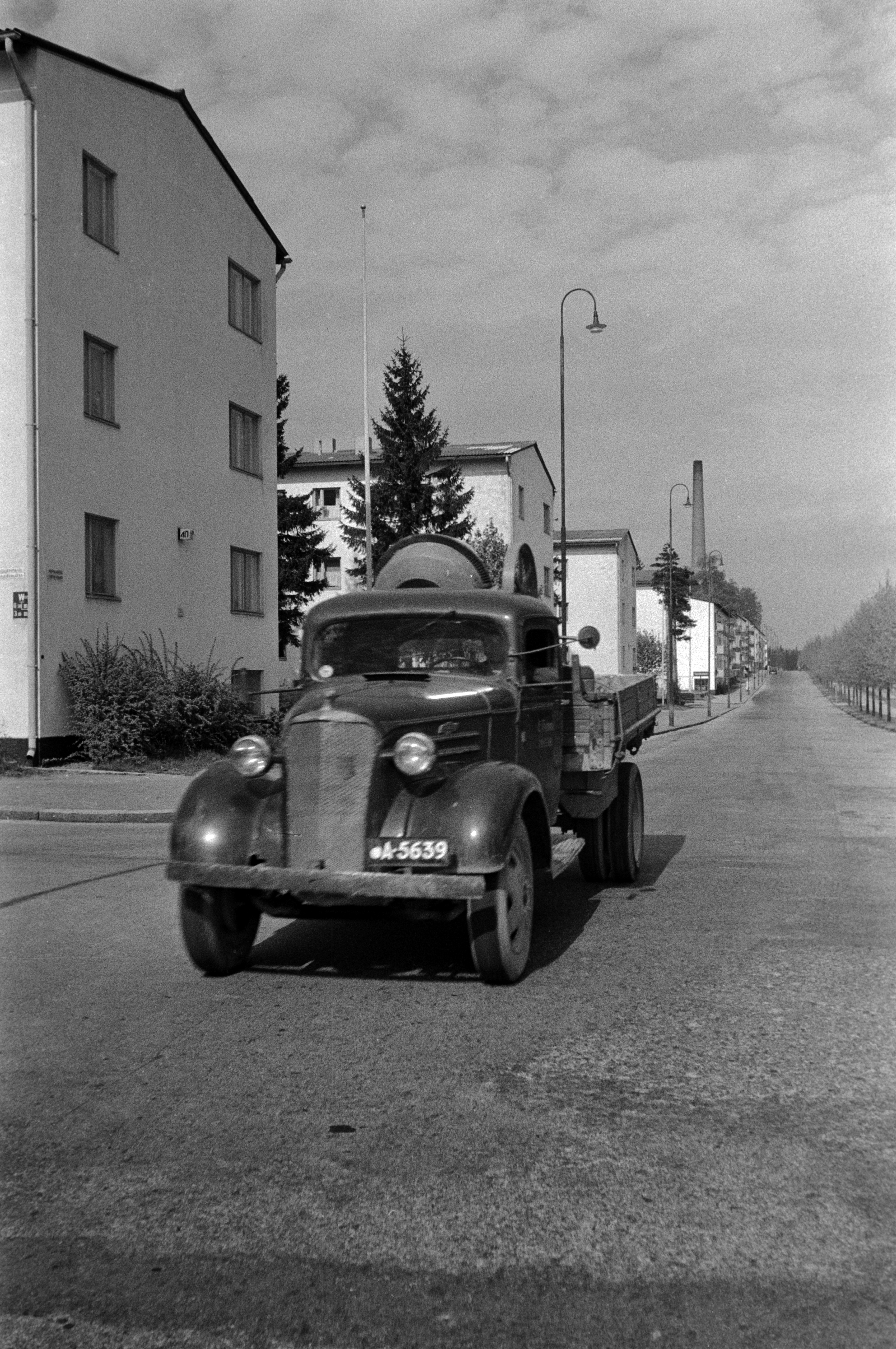 Koskelantie 40. Kuorma-auto (Chevrolet vm. 1937) betonimylly lavalla matkalla rakennustyömaalle Koskelantiellä Olympiakylän kohdalla.