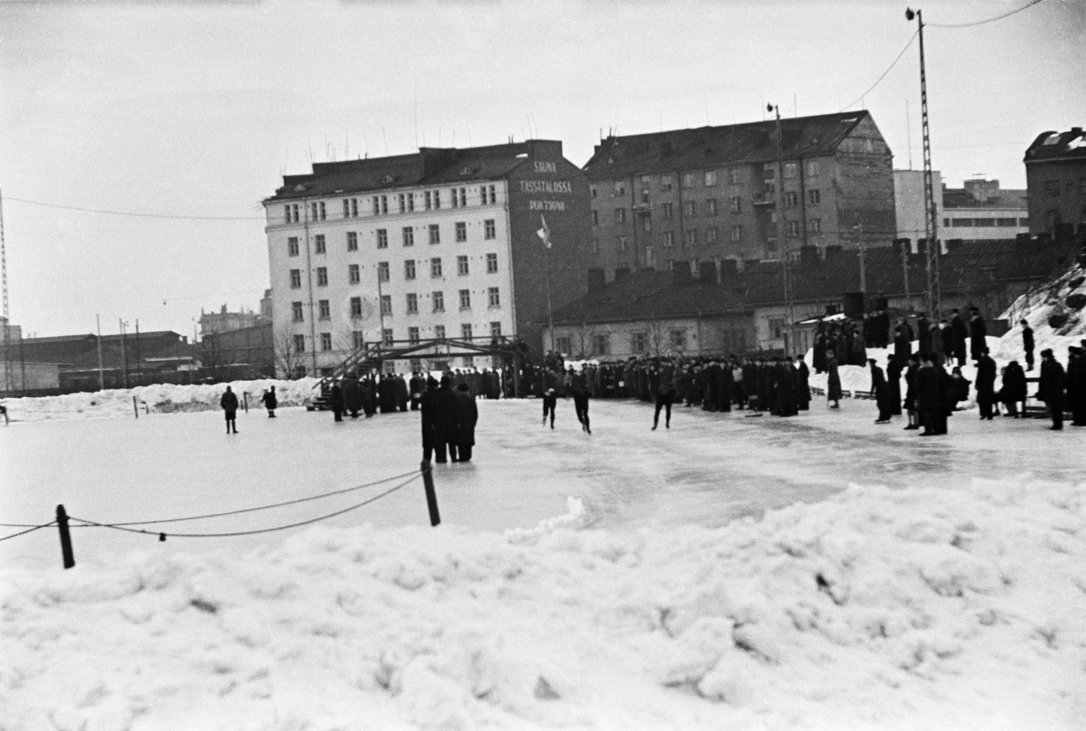 Luistelijoita Kallion urheilukentällä (Brahen kenttä), oik. Itäinen Brahenkatu 11 (Porvoonkatu 11), 13.