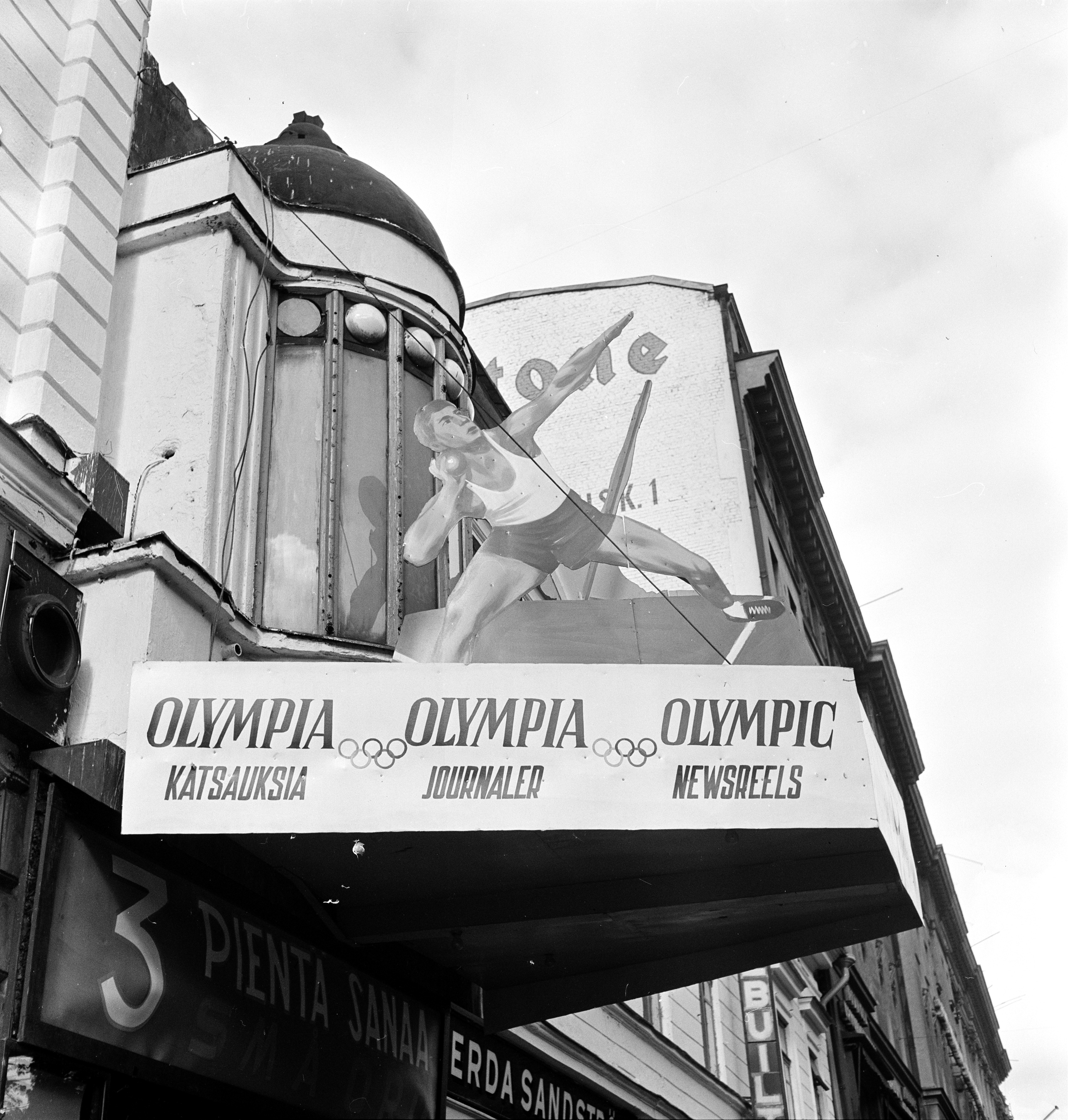 Helsingin olympialaiset 1952. Elokuvateatteri Kino-Paltsin mainostaulu Olympiakatsauksia -elokuvista, Pohjoisesplanadi 39.