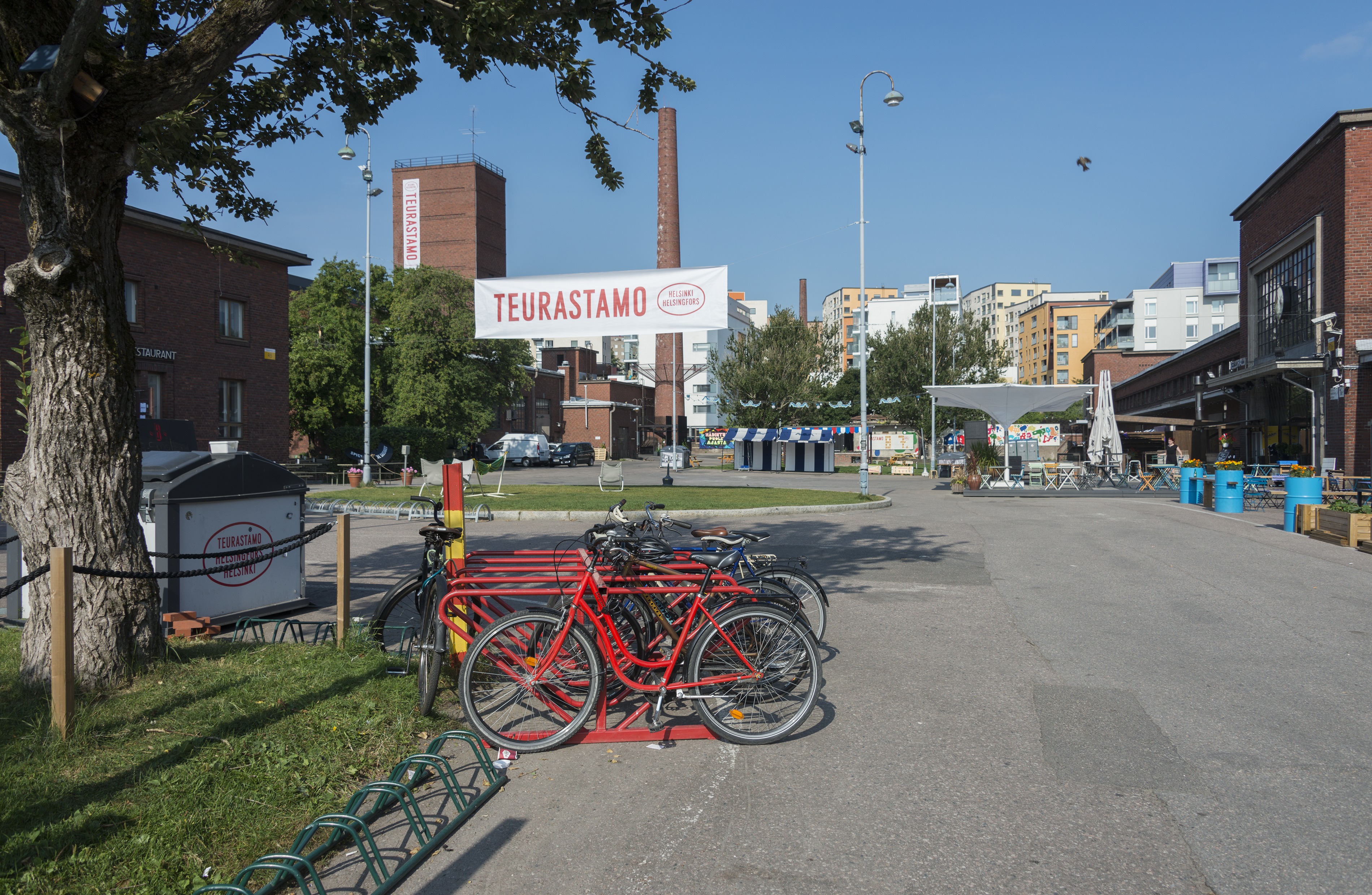 Teurastamon aluetta Hermannissa. Vasemmalla Teurastamon hallintorakennus ja oikealla ns. Kellohalli. Teurastamon rakennukset on suunnitellut arkkitehti Bertel Liljequist. Taustalla Hermanninmäen uusia kerrostaloja.