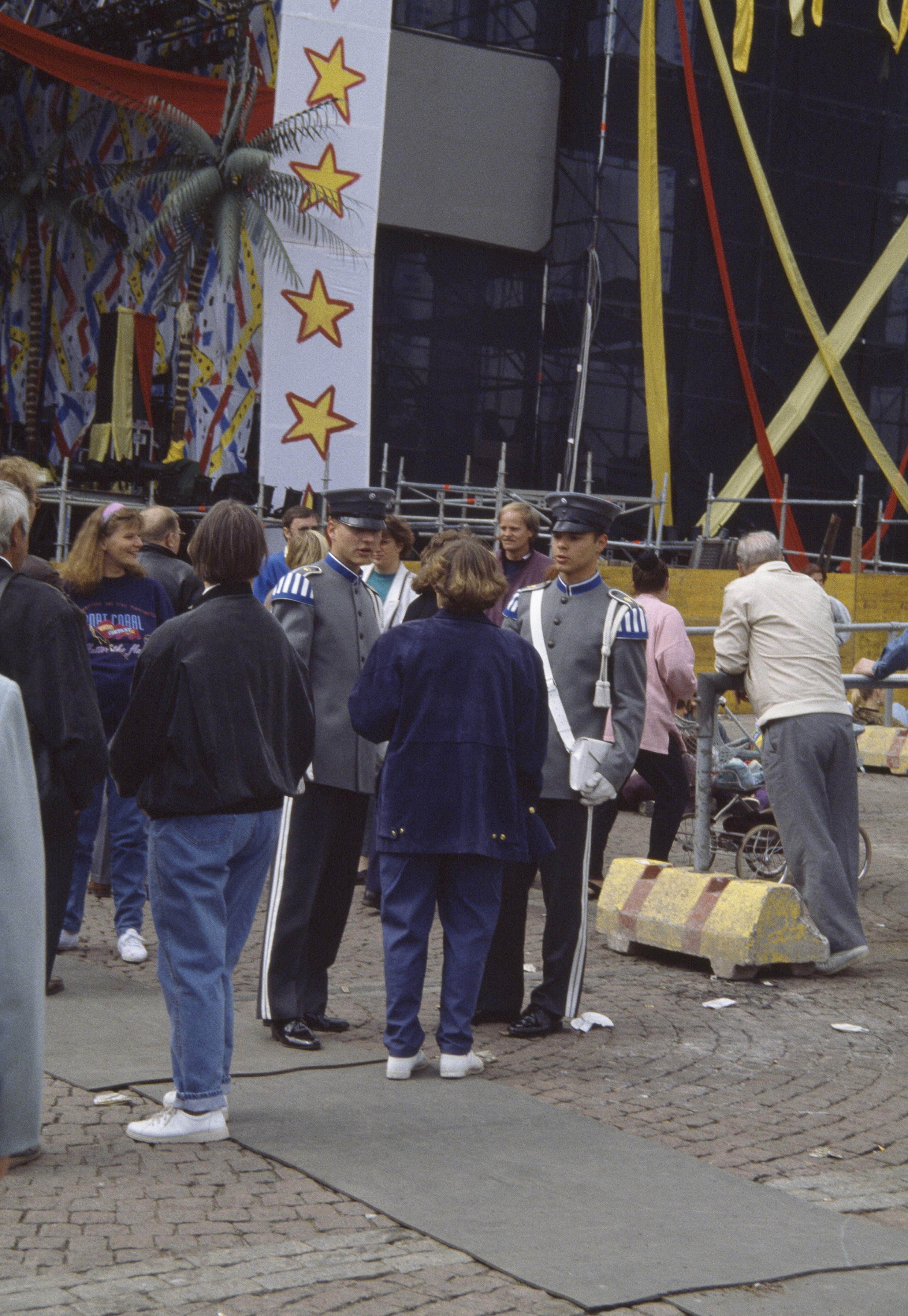 Leningrad Cowboys -yhtyeen ja Puna-armeijan kuoron Total Balalaika Show -konsertin esiintymislavaa pystytetään Senaatintorilla Helsinki-päivänä 1993. Yleisöä lavan edessä