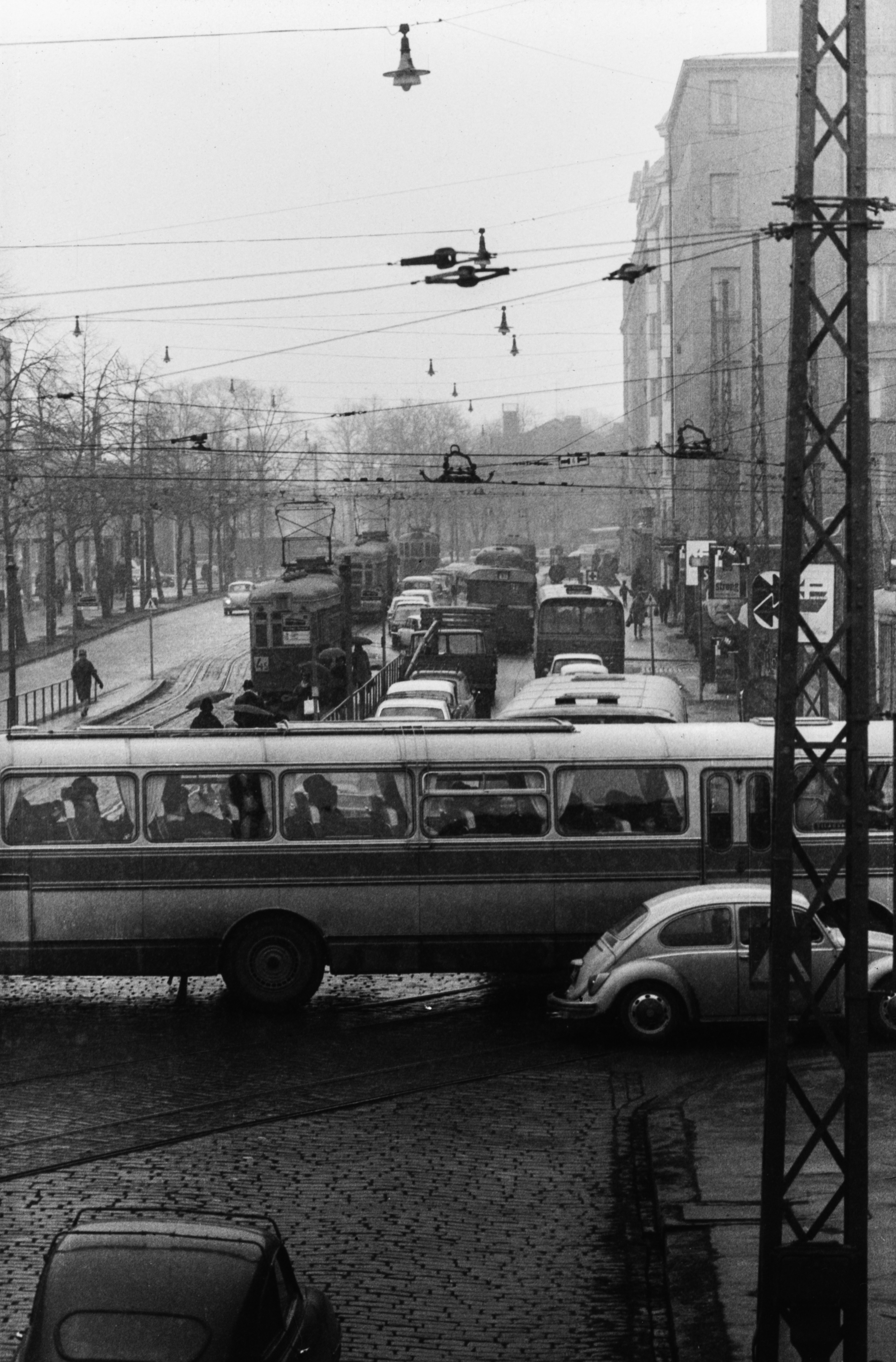 Liikennettä Mannerheimintiellä, muun muassa busseja ja raitiovaunu linjalla 4S. Kuva on otettu Eino Leinon kadun kulmasta etelään.