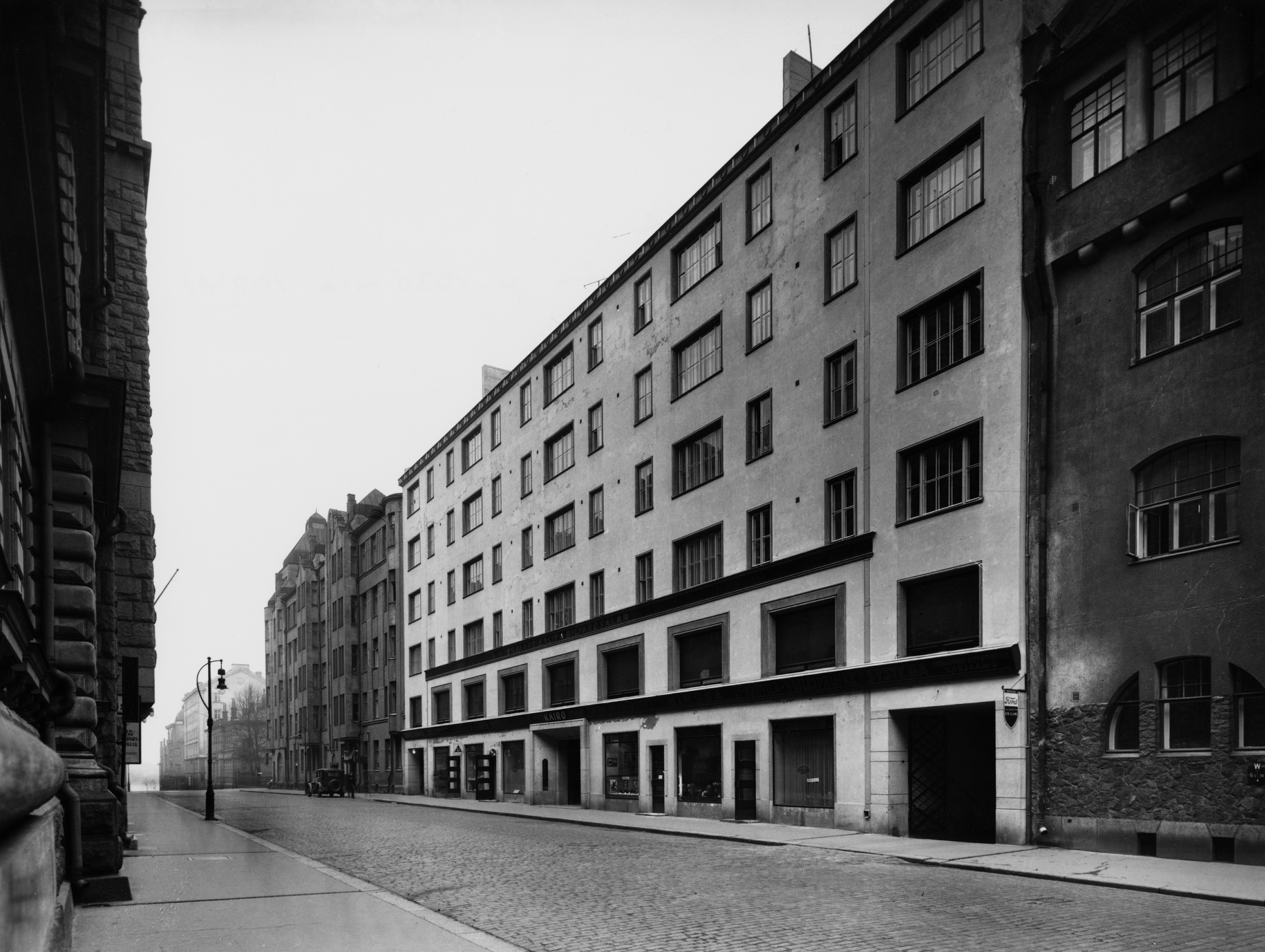 Liisankatu 16, 14 (kesk.) ja 12. Liisankatu 14:n suunnittelivat arkkitehdit Sigurd Frosterus ja Mauritz Gripenberg, rakennusvuosi 1922. kortteli Villisika.
